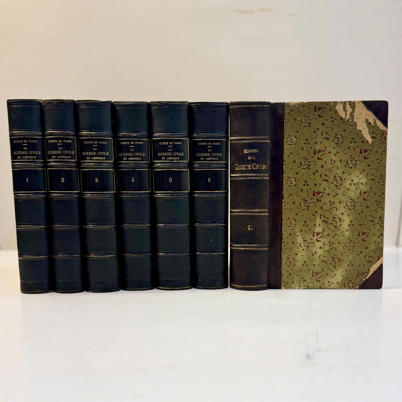 Histoire de la Guerre Civile en Amerique par M. Le Comte de Paris
GOOGLE TRANSLATION: History of the Civil War in America by M. Le Comte de Paris
PUBLICATION DATES: 1881-1884 — photograph 3.