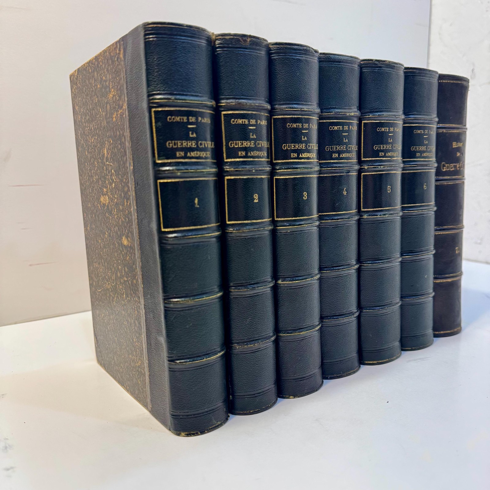 Histoire de la Guerre Civile en Amerique par M. Le Comte de Paris
GOOGLE TRANSLATION: History of the Civil War in America by M. Le Comte de Paris
PUBLICATION DATES: 1881-1884 — photograph 4.
