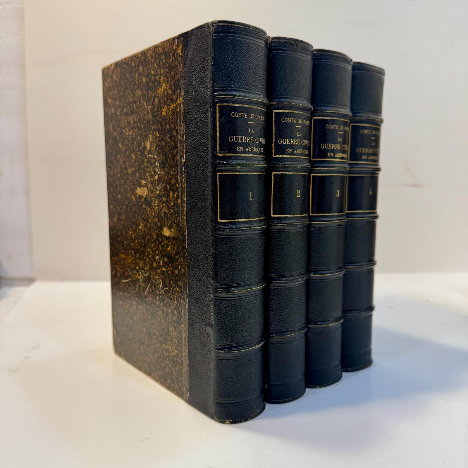 Histoire de la Guerre Civile en Amerique par M. Le Comte de Paris
GOOGLE TRANSLATION: History of the Civil War in America by M. Le Comte de Paris
PUBLICATION DATES: 1881-1884 — photograph 5.