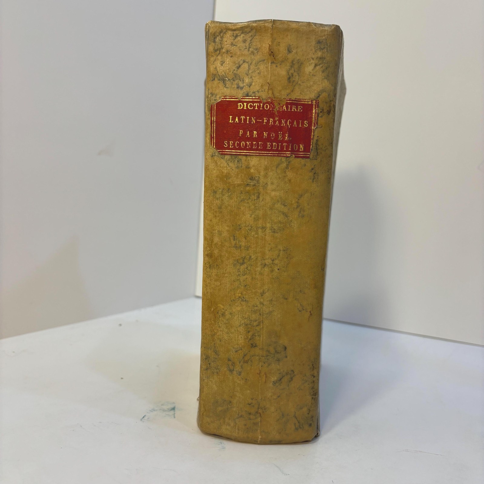 Dictionarium Latino-Gallicum. Dictionnaire Latin-Français, Composé sur le plan de l'ouvrage intitulé : Magnum Totius Latinitatis Lexicon, De Facciolati, Où se trouvent tous les mots des différens âges de la Langue latine, leur étymologie, leur sens propre et figuré, et leurs diverses acceptions, justifiées par de nombreux exemples choisis avec soin et vérifiés sur les originaux. Seconde Édition, Revue et corrigée par l'auteur. Translated: Latin-Gallic Dictionary Latin-French Dictionary, Compiled according to the plan of the work entitled: The Great Lexicon of the Entire Latin Language by Facciolati, In which are found all the words from the various periods of the Latin language, together with their etymology, their literal and figurative meanings, and their various usages, supported by numerous carefully selected examples verified against the original sources. Second Edition, Revised and corrected by the author. — photograph 3.
