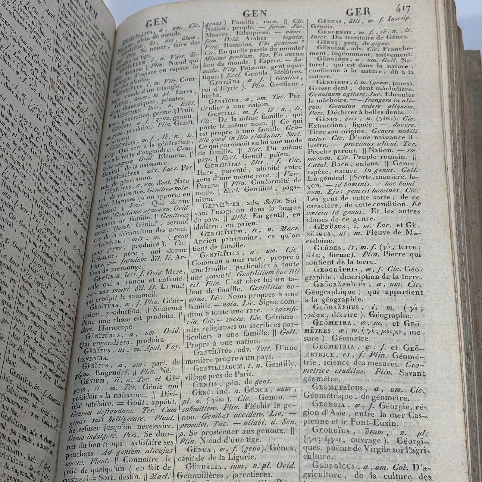 Dictionarium Latino-Gallicum. Dictionnaire Latin-Français, Composé sur le plan de l'ouvrage intitulé : Magnum Totius Latinitatis Lexicon, De Facciolati, Où se trouvent tous les mots des différens âges de la Langue latine, leur étymologie, leur sens propre et figuré, et leurs diverses acceptions, justifiées par de nombreux exemples choisis avec soin et vérifiés sur les originaux. Seconde Édition, Revue et corrigée par l'auteur. Translated: Latin-Gallic Dictionary Latin-French Dictionary, Compiled according to the plan of the work entitled: The Great Lexicon of the Entire Latin Language by Facciolati, In which are found all the words from the various periods of the Latin language, together with their etymology, their literal and figurative meanings, and their various usages, supported by numerous carefully selected examples verified against the original sources. Second Edition, Revised and corrected by the author. — photograph 6.