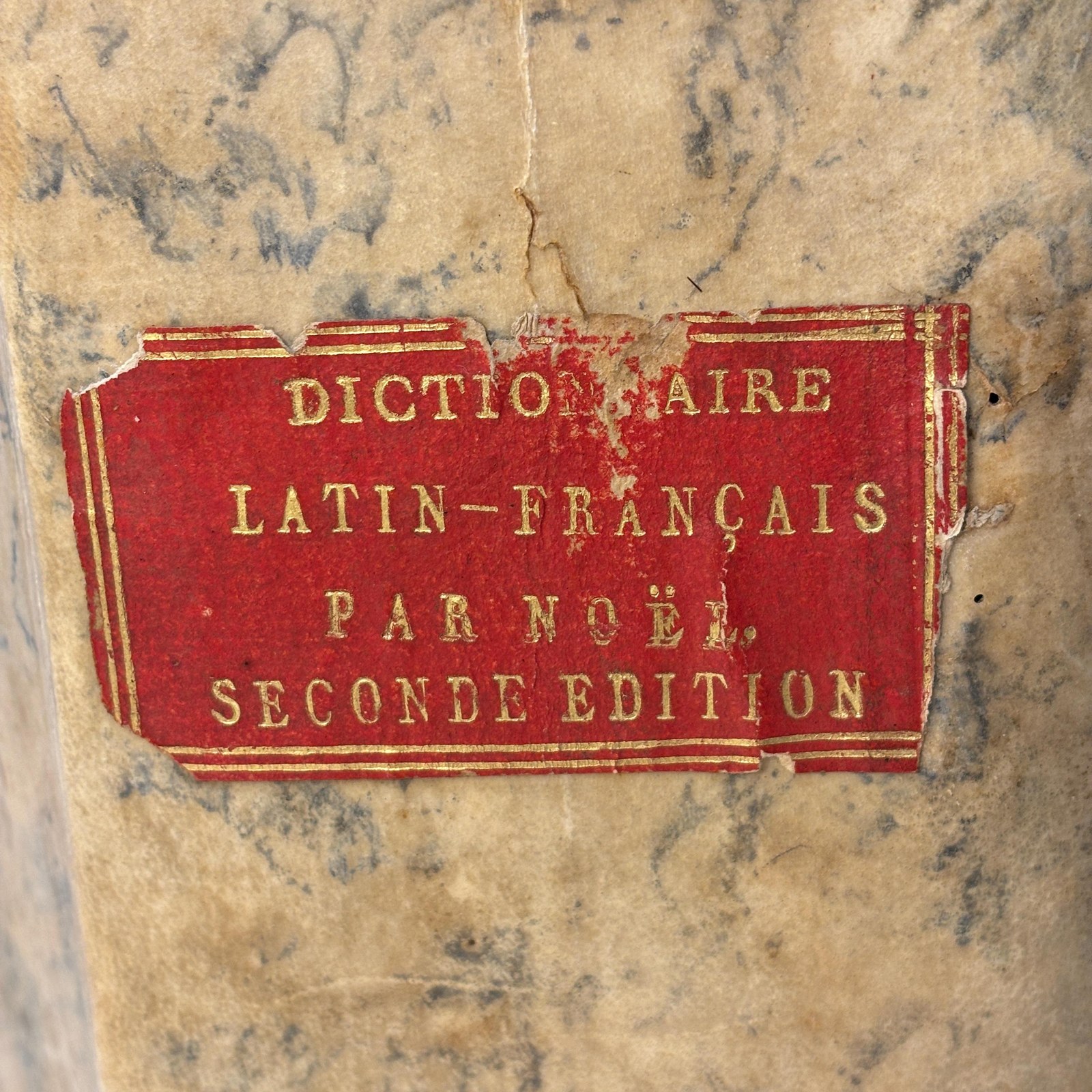Dictionarium Latino-Gallicum. Dictionnaire Latin-Français, Composé sur le plan de l'ouvrage intitulé : Magnum Totius Latinitatis Lexicon, De Facciolati, Où se trouvent tous les mots des différens âges de la Langue latine, leur étymologie, leur sens propre et figuré, et leurs diverses acceptions, justifiées par de nombreux exemples choisis avec soin et vérifiés sur les originaux. Seconde Édition, Revue et corrigée par l'auteur. Translated: Latin-Gallic Dictionary Latin-French Dictionary, Compiled according to the plan of the work entitled: The Great Lexicon of the Entire Latin Language by Facciolati, In which are found all the words from the various periods of the Latin language, together with their etymology, their literal and figurative meanings, and their various usages, supported by numerous carefully selected examples verified against the original sources. Second Edition, Revised and corrected by the author. — photograph 7.