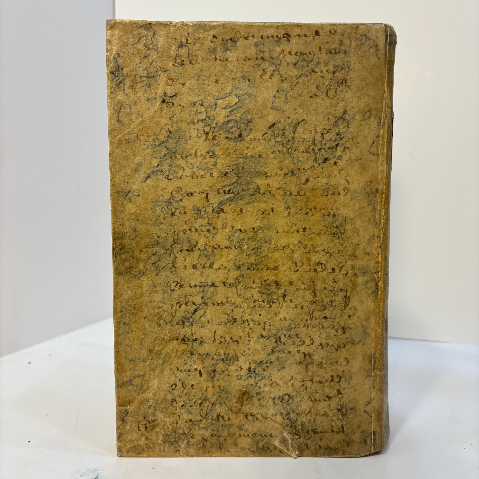 Dictionarium Latino-Gallicum. Dictionnaire Latin-Français, Composé sur le plan de l'ouvrage intitulé : Magnum Totius Latinitatis Lexicon, De Facciolati, Où se trouvent tous les mots des différens âges de la Langue latine, leur étymologie, leur sens propre et figuré, et leurs diverses acceptions, justifiées par de nombreux exemples choisis avec soin et vérifiés sur les originaux. Seconde Édition, Revue et corrigée par l'auteur. Translated: Latin-Gallic Dictionary Latin-French Dictionary, Compiled according to the plan of the work entitled: The Great Lexicon of the Entire Latin Language by Facciolati, In which are found all the words from the various periods of the Latin language, together with their etymology, their literal and figurative meanings, and their various usages, supported by numerous carefully selected examples verified against the original sources. Second Edition, Revised and corrected by the author. — photograph 9.