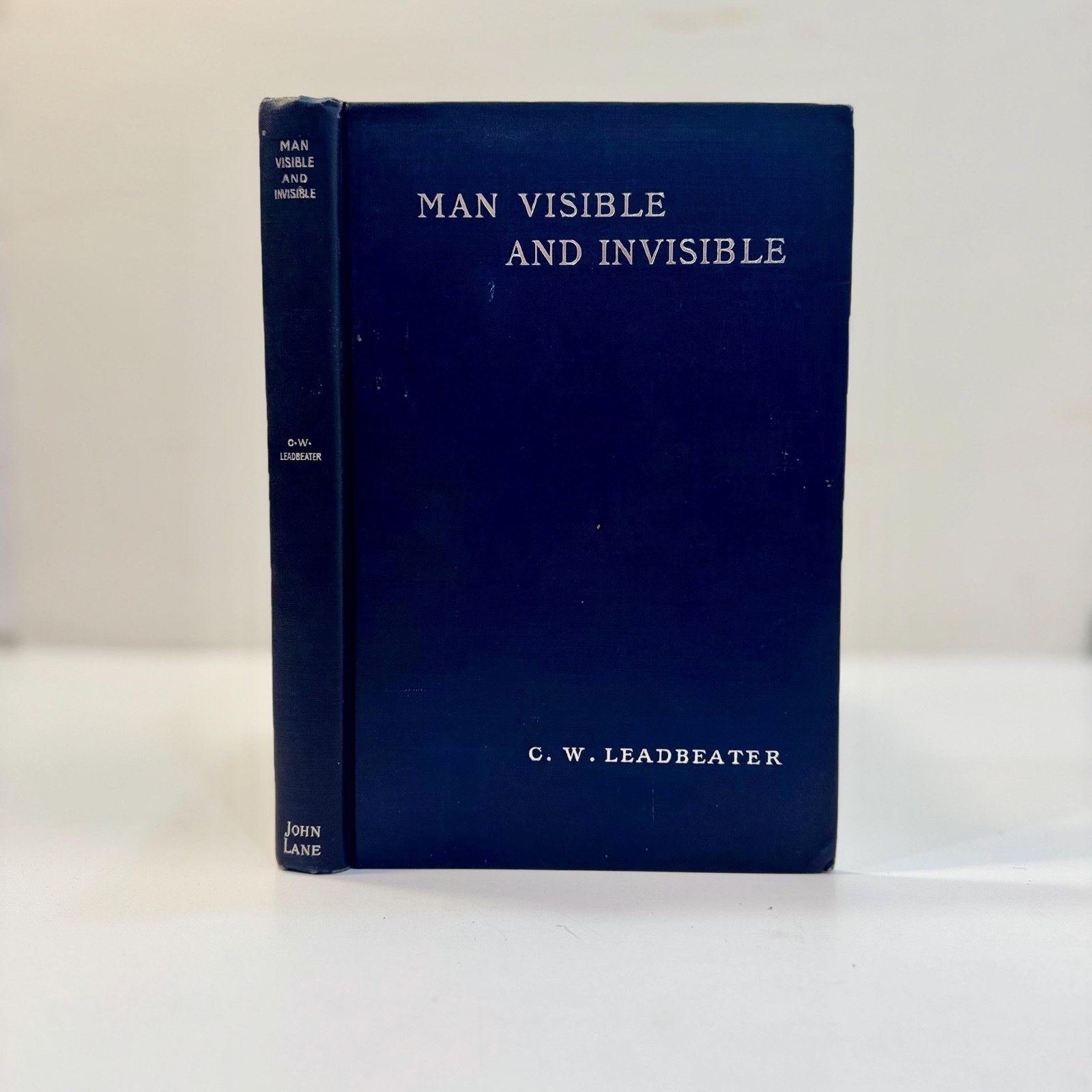 Man Visible and Invisible, Examples of Different Types of Men as Seen by Means of Trained Clairvoyance. With Frontispiece, Three Diagrams, and Twenty-Two Coloured Illustrations. — photograph 2.