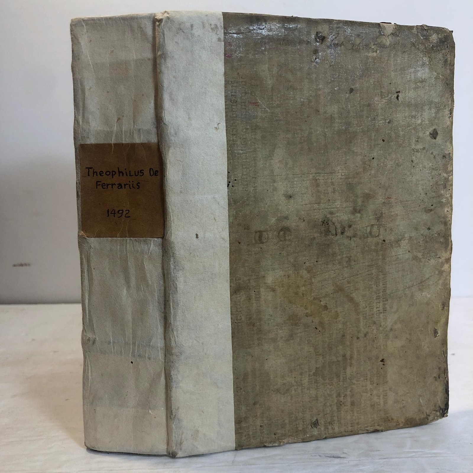 Prepositiones ex omnibus Aristotelis libris philosophie, moralis, naturalis, & prime necn o dialectice, rhetorie, & poetic, dilig etissime excerpte : & ad certa rer u capita pulcherimo ordine per tabellam additam redacte. Translated from Latin: Prepositions carefully selected from all the books of Aristotle in philosophy, morals, natural science, and first principles, as well as in dialectics, rhetoric, and poetry: and arranged in a most beautiful order according to specific topics through a table added. — photograph 2.