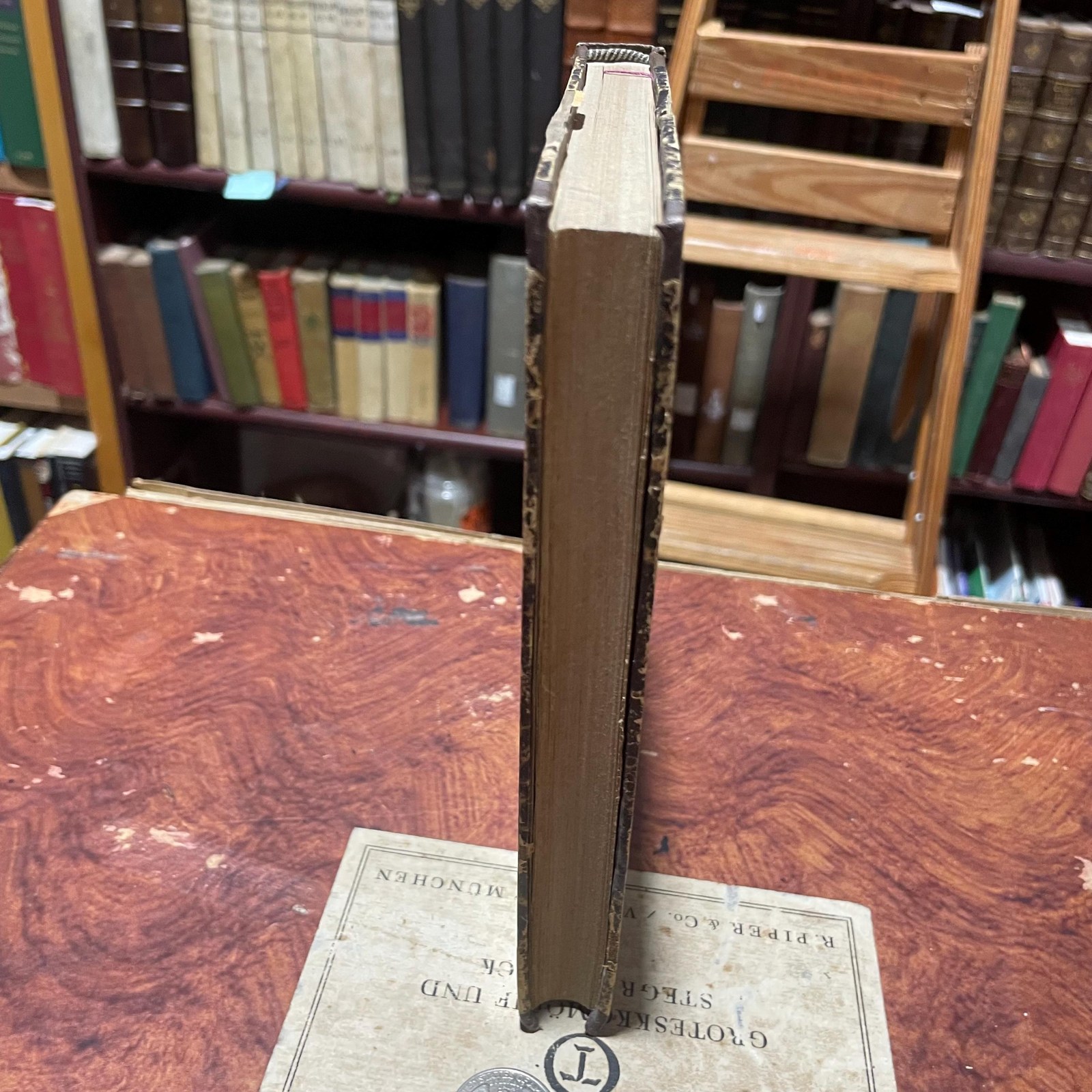 Coronas Epicas En Loor De D. Alvaro de Bazan, Marques de Santa Cruz. Los Poemas De Gasper Garcia De Alarcon Y Baltasar Del Hierro, Reimpresos Y Anotados Por D. Eduardo De Navascues. Translated from Spanish: Epic Crowns in Praise of D. Álvaro de Bazán, Marquis of Santa Cruz. The Poems of Gaspar García de Alarcón and Baltasar del Hierro, Reprinted and Annotated by D. Eduardo de Navasqüés. — photograph 3.