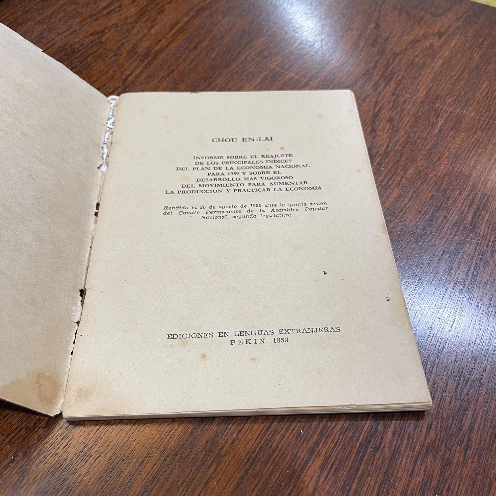 Chou En-Lai. Informe Sobre El Reajuste De Los Principales Indices Del Plan De La Economia Nacional Para 1959 Y Sobre El Desarrollo Mas Vigoroso Del Movimiento Para Aumentar La Produccion Y Practicar La Economia. Rendido el 26 de agosto de 1959 ante la quinta sesion del Comite Permanente de la Asamblea Popular Nacional, segunda legislature. Translated from Spanish: Report on the Adjustment of the Main Targets of the National Economic Plan for 1959 and on the More Vigorous Development of the Movement to Increase Production and Practice Economy. Delivered on August 26, 1959, before the Fifth Session of the Standing Committee of the National People's Congress, Second Legislature. — photograph 4.