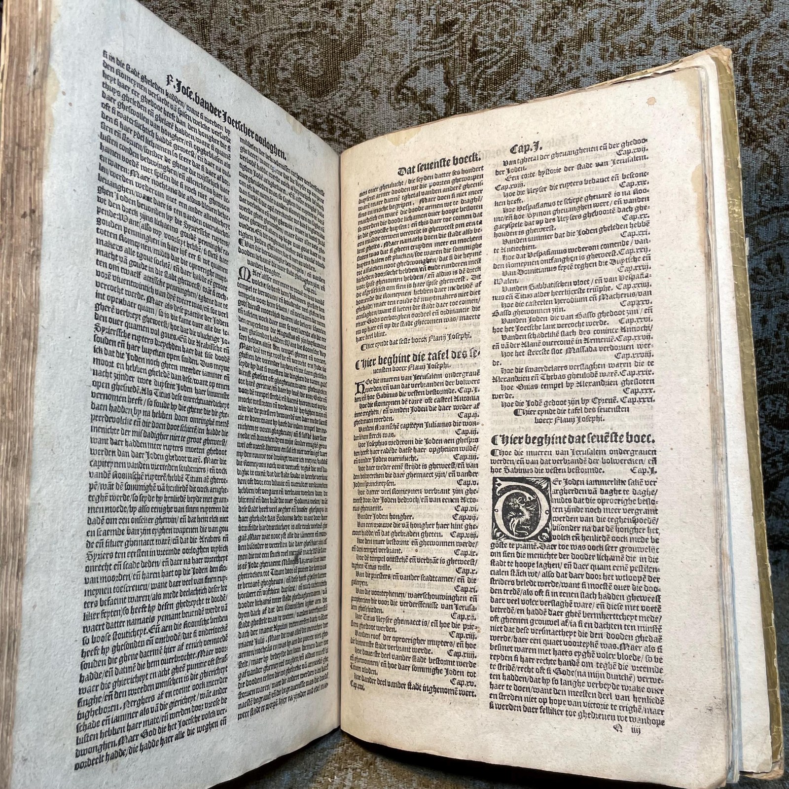 Flavii Josephi des vermaerden Joetschen hystorie scrivers seven boecken, van die Joetsche oorloghe, ende destructie bã Jerusalẽ. Translated from Old Dutch: Flavius Josephus, the Renowned Jewish Historian's Seven Books on the Jewish War and the Destruction of Jerusalem. — photograph 6.