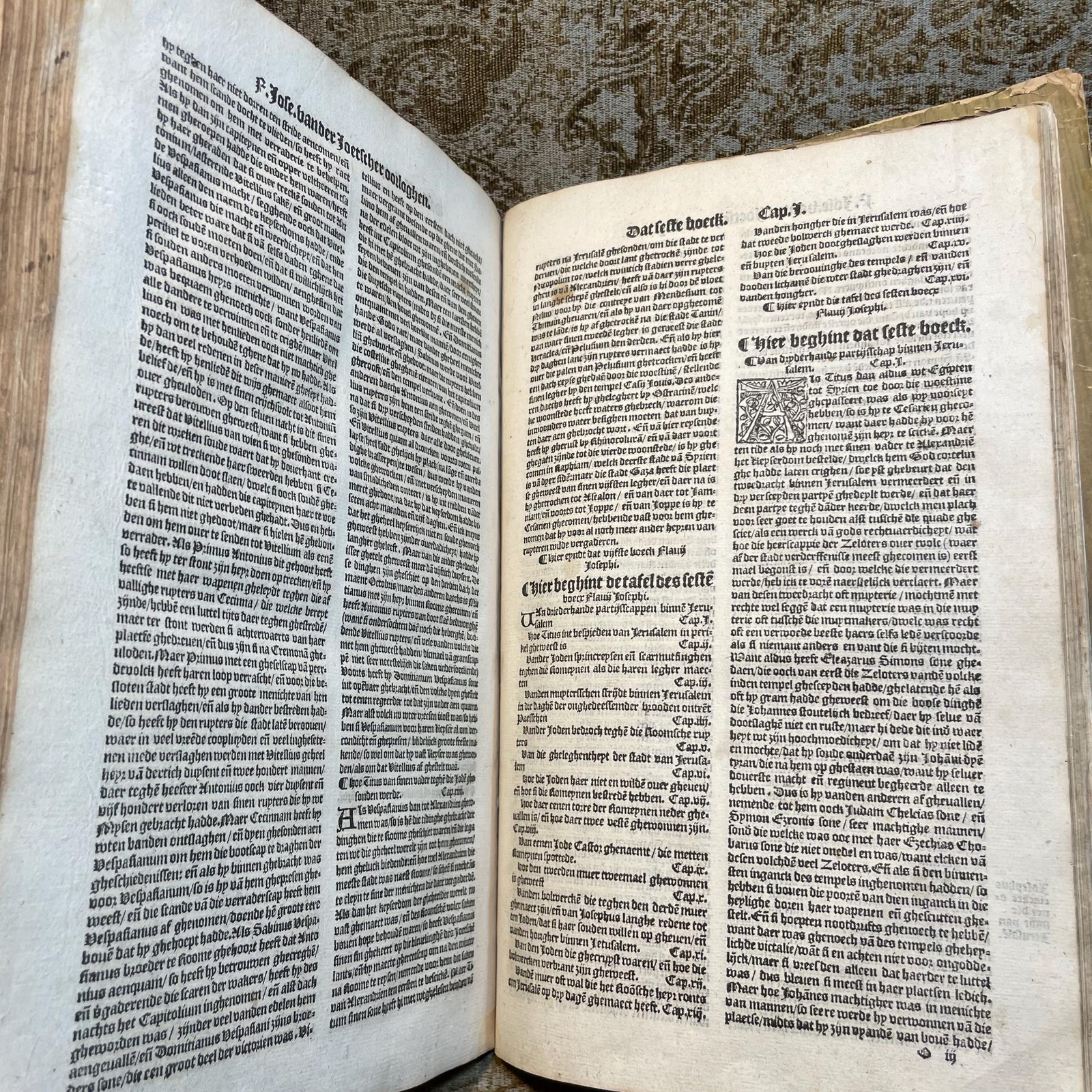 Flavii Josephi des vermaerden Joetschen hystorie scrivers seven boecken, van die Joetsche oorloghe, ende destructie bã Jerusalẽ. Translated from Old Dutch: Flavius Josephus, the Renowned Jewish Historian's Seven Books on the Jewish War and the Destruction of Jerusalem. — photograph 7.