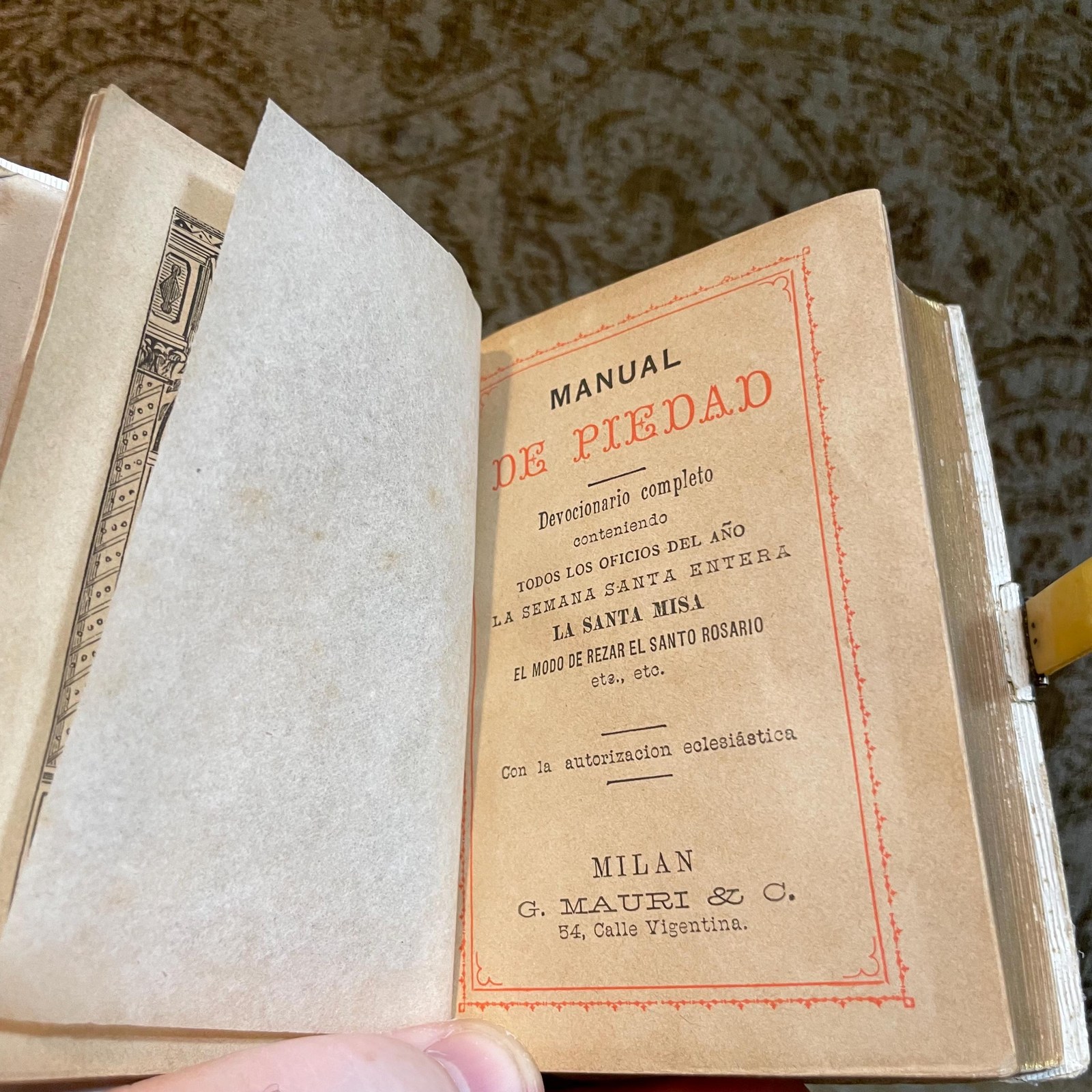 Manual de Piedad Devocionario completo conteniendo Todos los Oficios del Año La Semana Santa Entera La Santa Misa El Modo de Rezar el Santo Rosario etc., etc. Translated: Manual of Piety Complete Devotional containing All the Offices of the Year The Entire Holy Week
The Holy Mass The Way to Pray the Holy Rosary etc., etc. With ecclesiastical authorization — photograph 4.