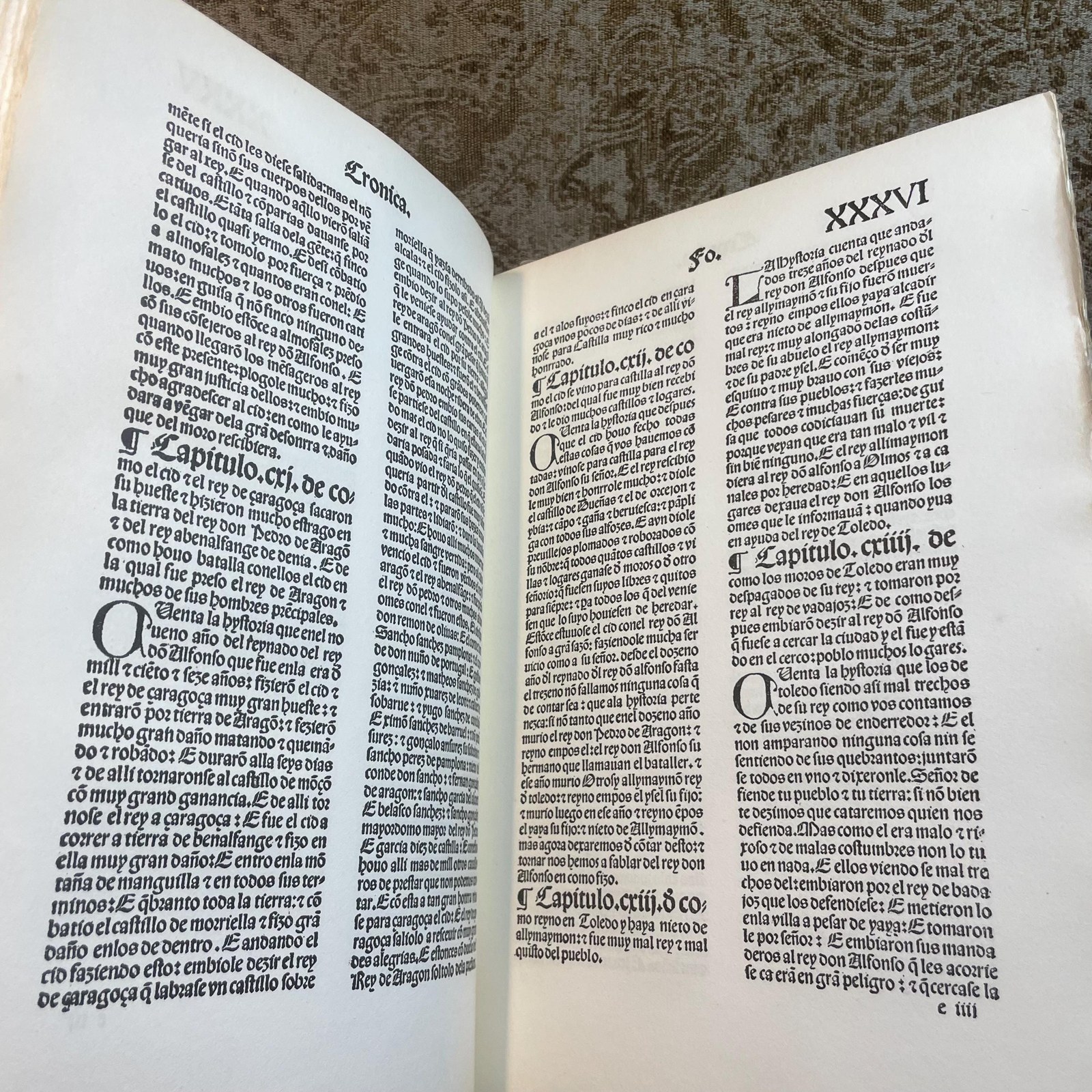 Crónica del famoso caballero Ruy Díaz Campeador. Translated: Chronicle of the Famous Knight Ruy Díaz (El Cid) the Champion. Limited Edition Facsimile. — photograph 7.