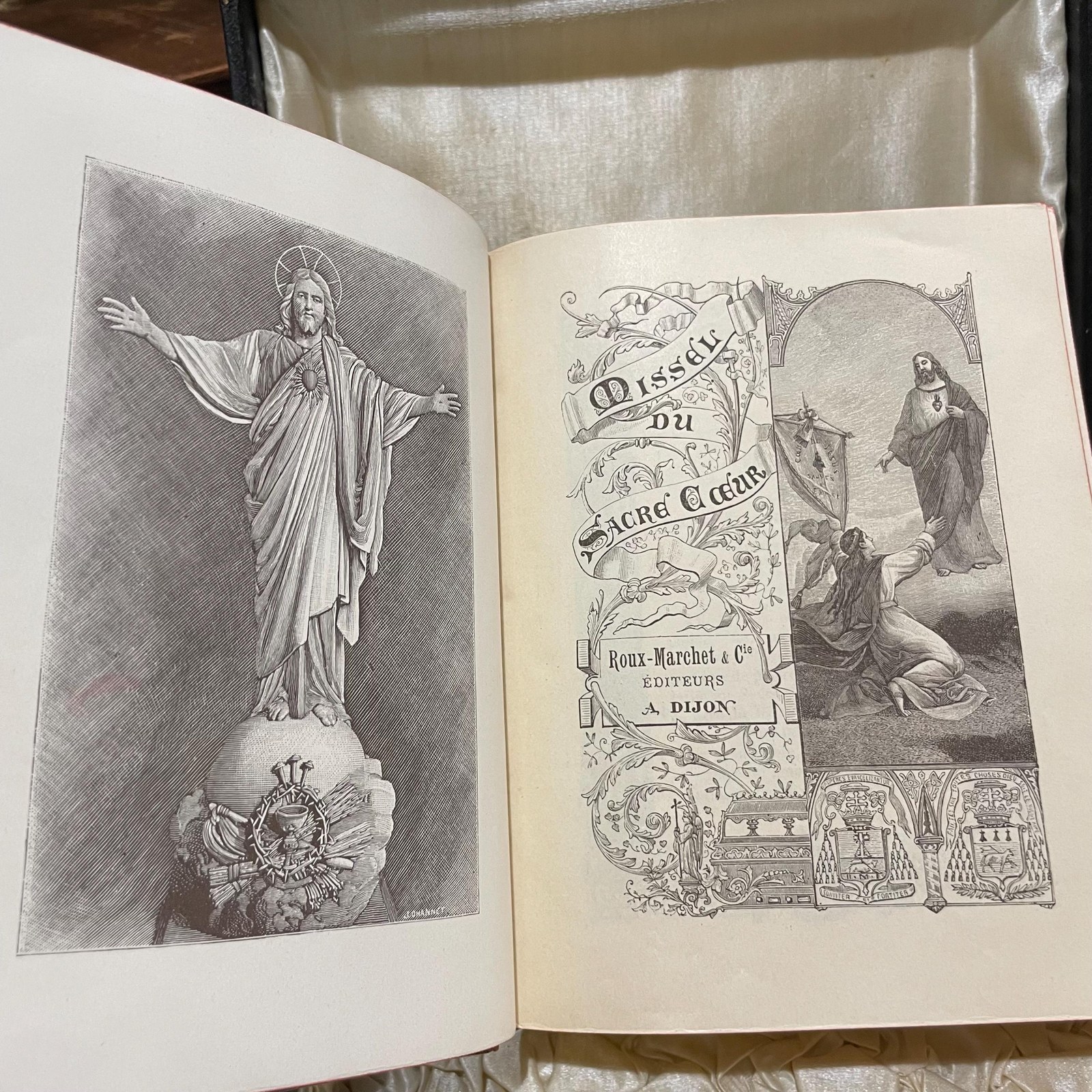 Missel du Sacre Coeur No. 714 in custom leather, silk lined presentation box. Translated: Missal of the Sacred Heart No.714 — photograph 10.