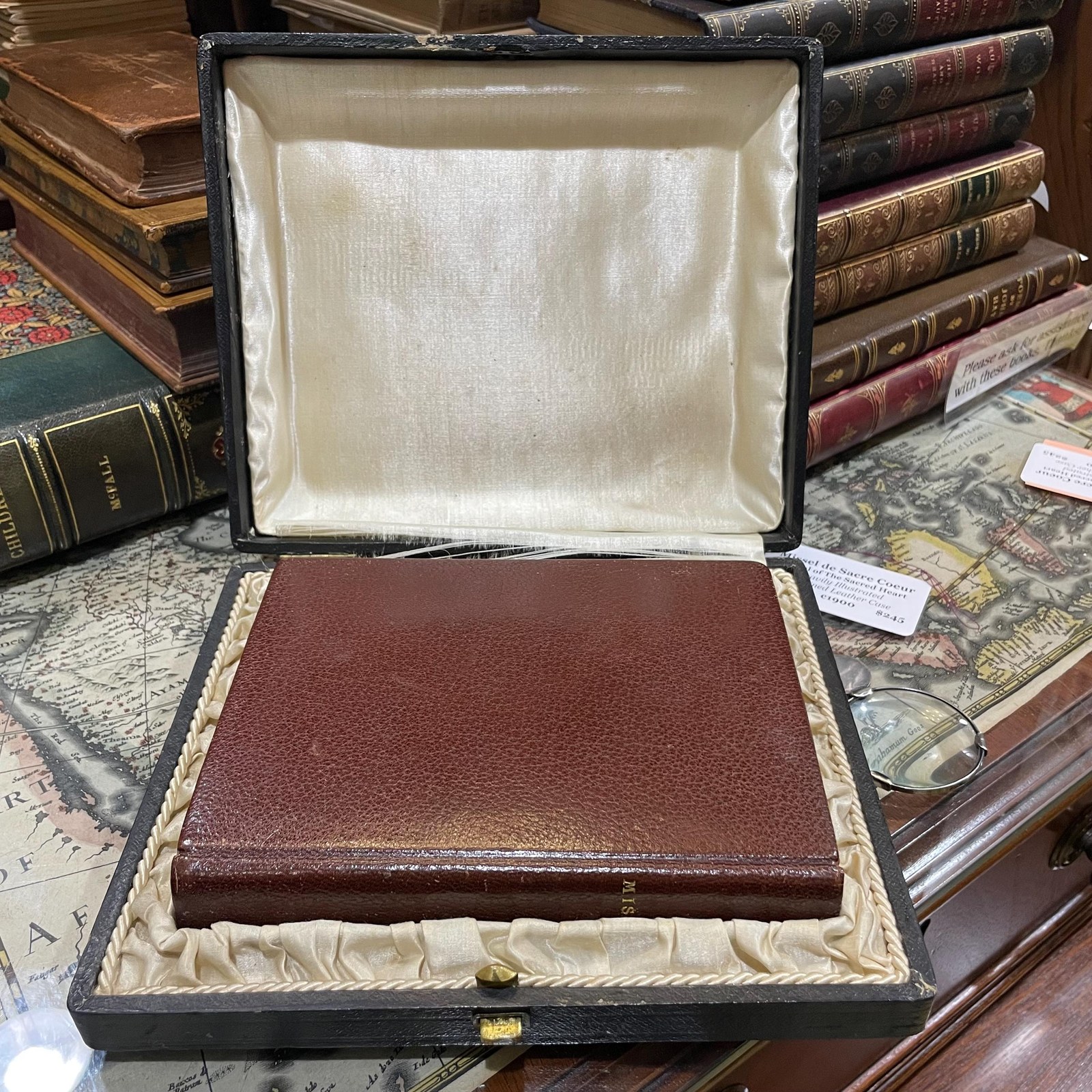 Missel du Sacre Coeur No. 714 in custom leather, silk lined presentation box. Translated: Missal of the Sacred Heart No.714 — photograph 2.