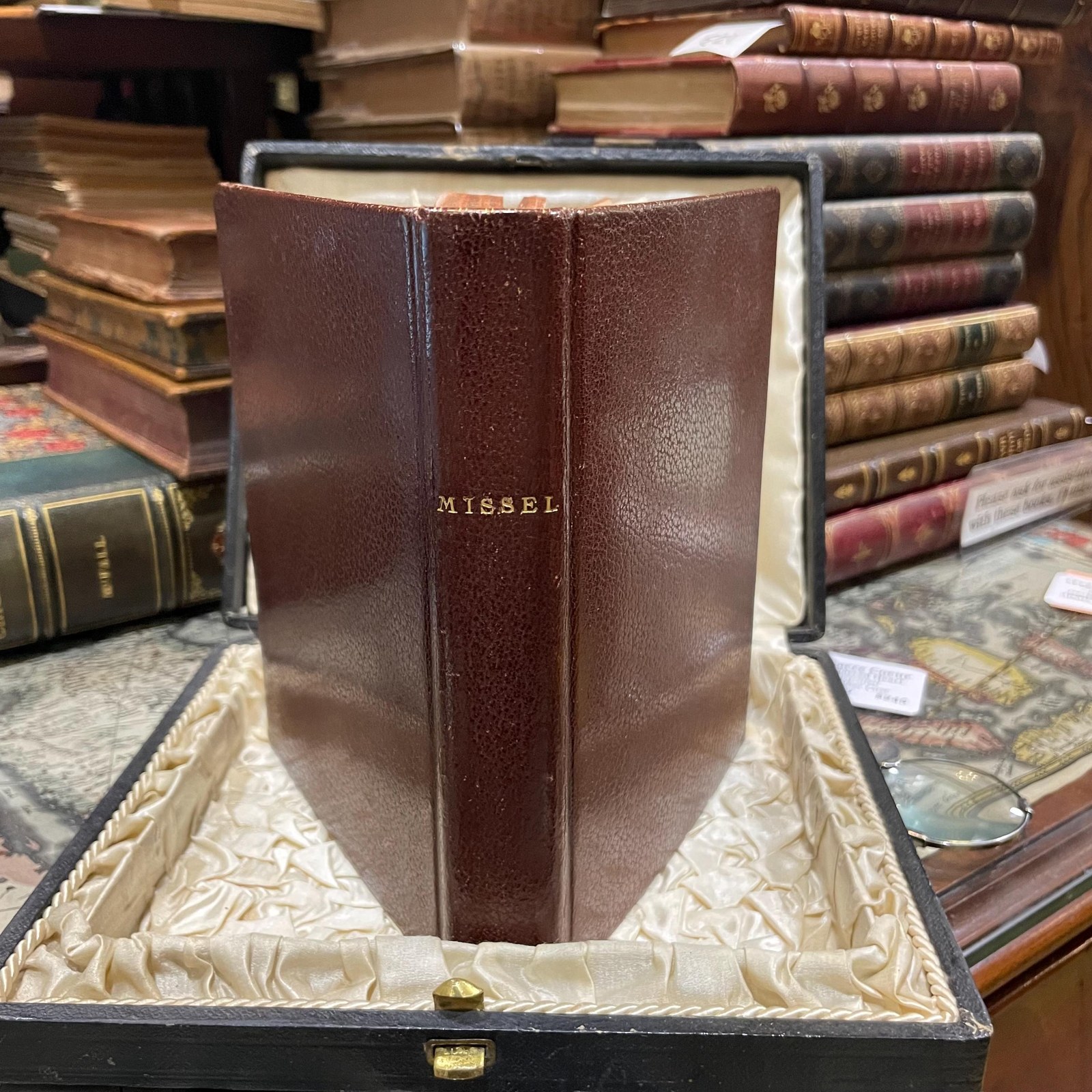Missel du Sacre Coeur No. 714 in custom leather, silk lined presentation box. Translated: Missal of the Sacred Heart No.714 — photograph 3.