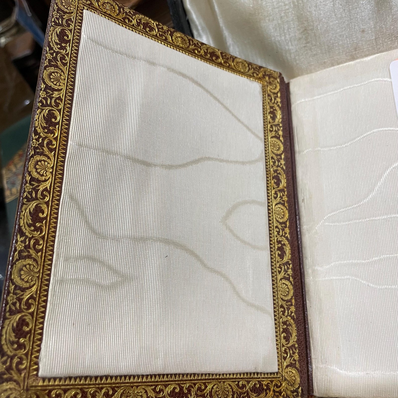 Missel du Sacre Coeur No. 714 in custom leather, silk lined presentation box. Translated: Missal of the Sacred Heart No.714 — photograph 4.