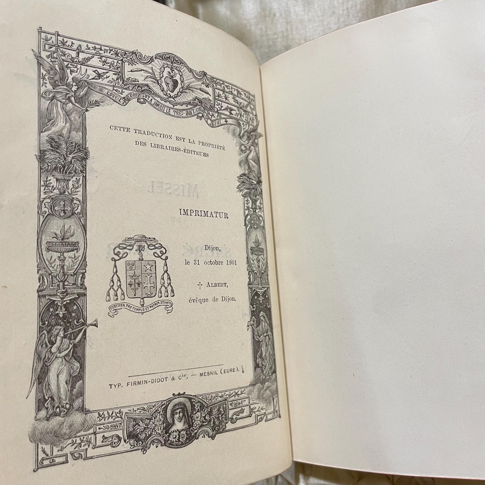 Missel du Sacre Coeur No. 714 in custom leather, silk lined presentation box. Translated: Missal of the Sacred Heart No.714 — photograph 5.