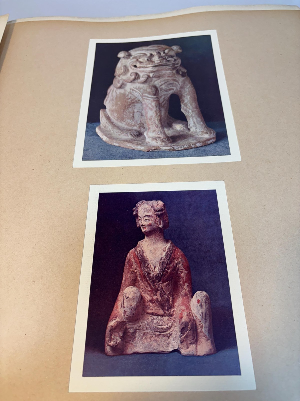 La céramique dans l’art d’extrême-orient par Henri Rivière Recueil de cent soixante-deux pièces reproduites en couleurs d’après les originaux choisis dans les musées et dans les collections françaises et étrangères. Préface de Charles Vignier . Translated: Ceramics in the art of the far east by Henri Rivière Collection of one hundred sixty-two pieces reproduced in color after the originals selected from museums and from French and foreign collections. Preface by Charles Vignier. Two folio volumes. — photograph 10.