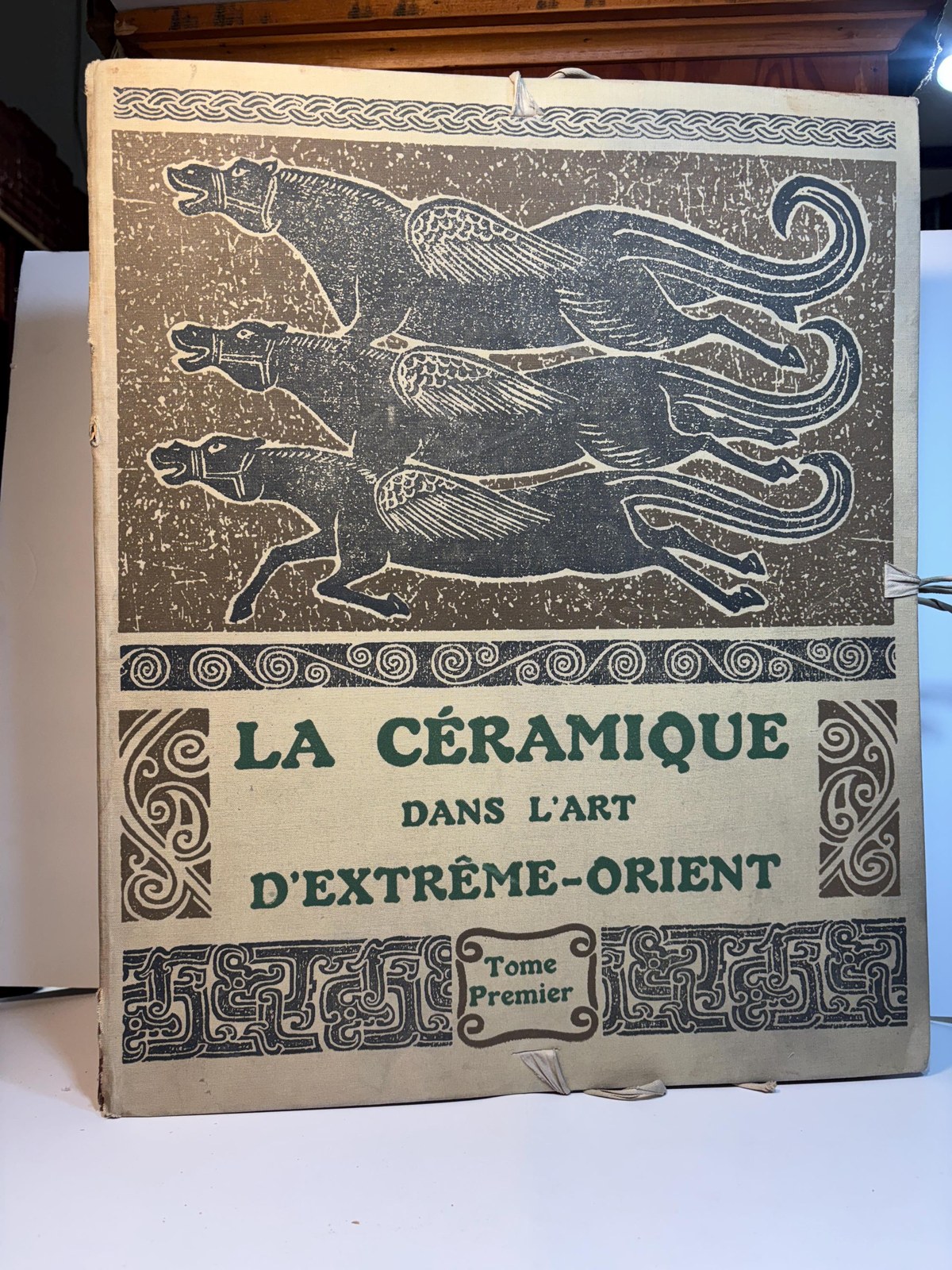 La céramique dans l’art d’extrême-orient par Henri Rivière Recueil de cent soixante-deux pièces reproduites en couleurs d’après les originaux choisis dans les musées et dans les collections françaises et étrangères. Préface de Charles Vignier . Translated: Ceramics in the art of the far east by Henri Rivière Collection of one hundred sixty-two pieces reproduced in color after the originals selected from museums and from French and foreign collections. Preface by Charles Vignier. Two folio volumes. — photograph 2.