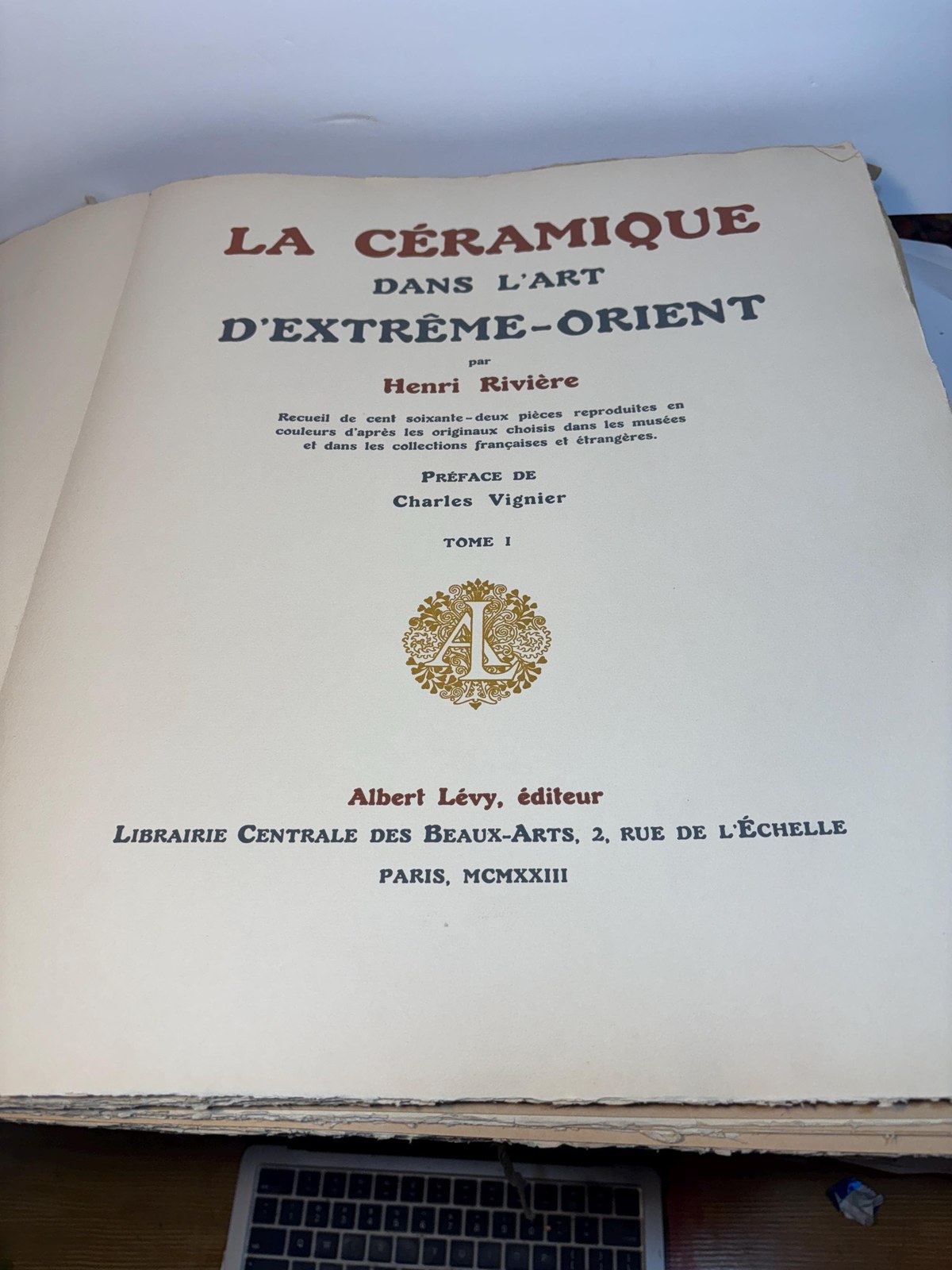 La céramique dans l’art d’extrême-orient par Henri Rivière Recueil de cent soixante-deux pièces reproduites en couleurs d’après les originaux choisis dans les musées et dans les collections françaises et étrangères. Préface de Charles Vignier . Translated: Ceramics in the art of the far east by Henri Rivière Collection of one hundred sixty-two pieces reproduced in color after the originals selected from museums and from French and foreign collections. Preface by Charles Vignier. Two folio volumes. — photograph 4.