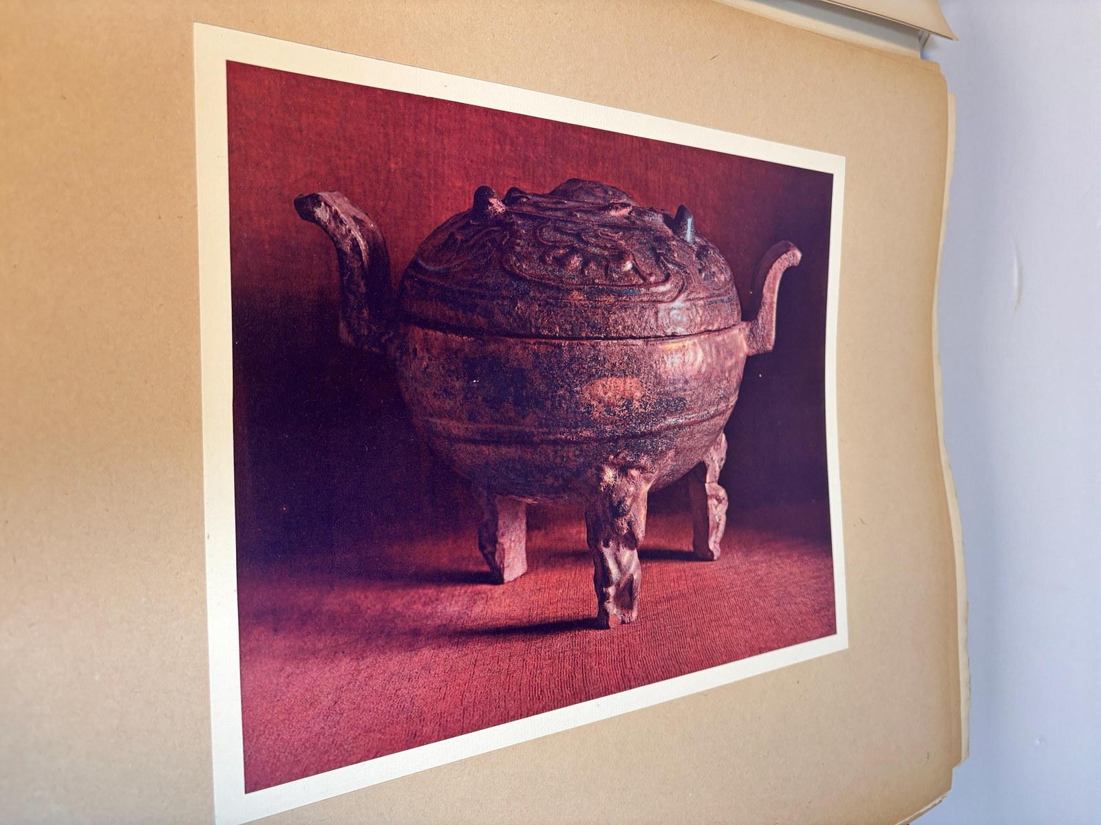 La céramique dans l’art d’extrême-orient par Henri Rivière Recueil de cent soixante-deux pièces reproduites en couleurs d’après les originaux choisis dans les musées et dans les collections françaises et étrangères. Préface de Charles Vignier . Translated: Ceramics in the art of the far east by Henri Rivière Collection of one hundred sixty-two pieces reproduced in color after the originals selected from museums and from French and foreign collections. Preface by Charles Vignier. Two folio volumes. — photograph 5.