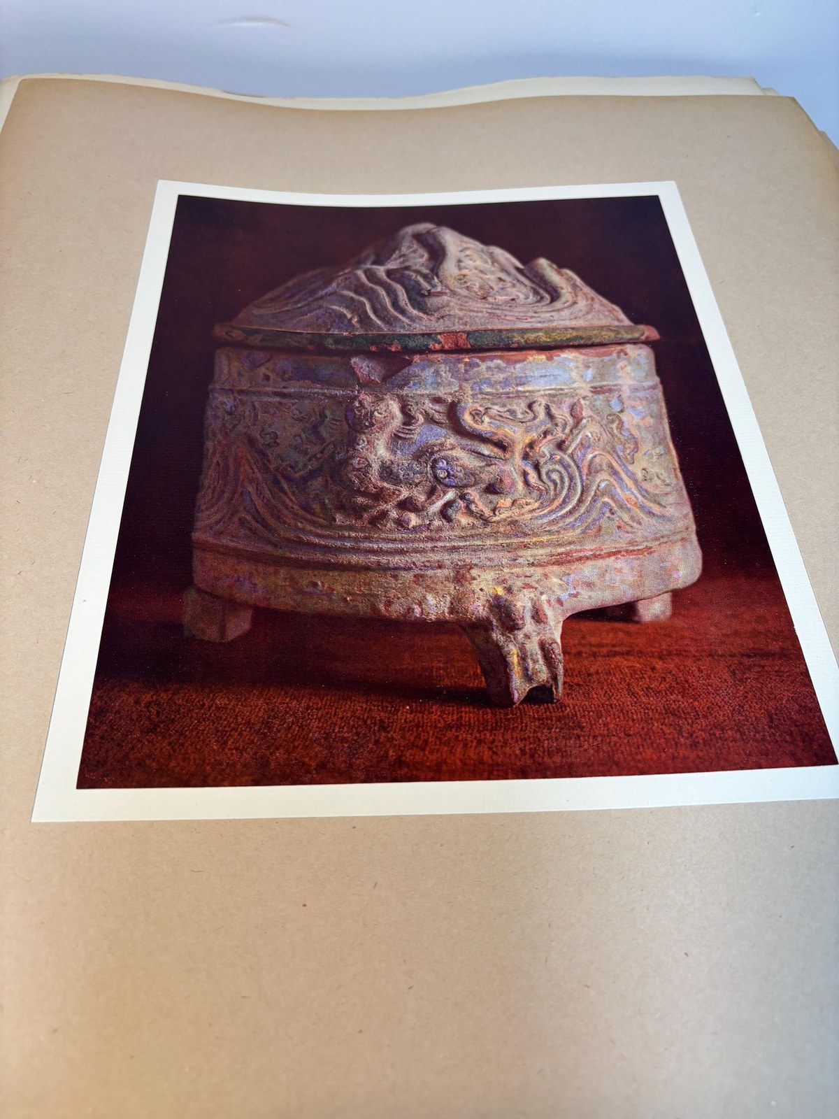 La céramique dans l’art d’extrême-orient par Henri Rivière Recueil de cent soixante-deux pièces reproduites en couleurs d’après les originaux choisis dans les musées et dans les collections françaises et étrangères. Préface de Charles Vignier . Translated: Ceramics in the art of the far east by Henri Rivière Collection of one hundred sixty-two pieces reproduced in color after the originals selected from museums and from French and foreign collections. Preface by Charles Vignier. Two folio volumes. — photograph 7.