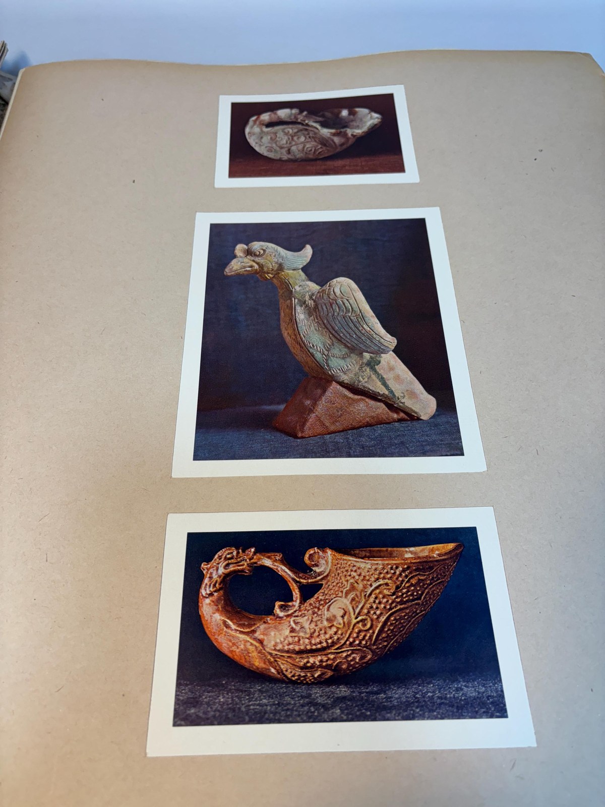 La céramique dans l’art d’extrême-orient par Henri Rivière Recueil de cent soixante-deux pièces reproduites en couleurs d’après les originaux choisis dans les musées et dans les collections françaises et étrangères. Préface de Charles Vignier . Translated: Ceramics in the art of the far east by Henri Rivière Collection of one hundred sixty-two pieces reproduced in color after the originals selected from museums and from French and foreign collections. Preface by Charles Vignier. Two folio volumes. — photograph 9.