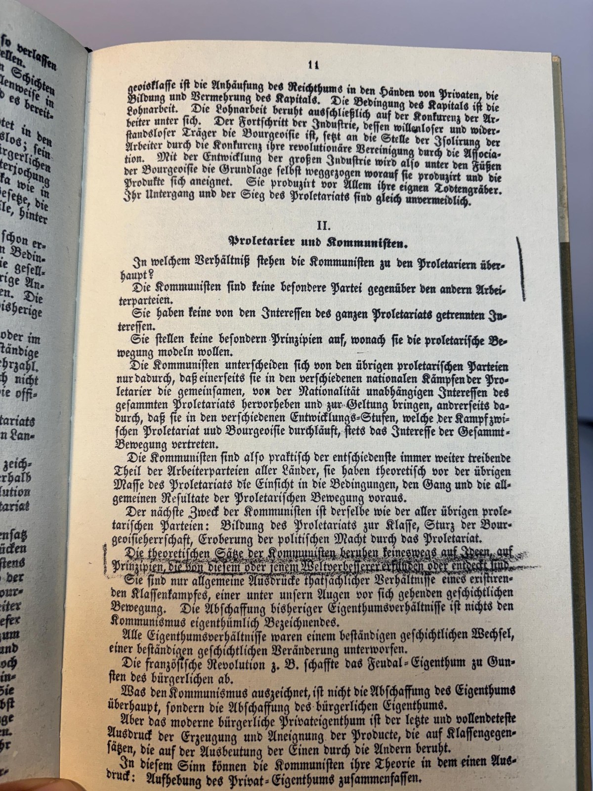 Das Kommunistische Manifest von Karl Marx und Friedrich Engels Faksimiledruck der Erstausgabe von 1848 mit sechs Vorreden von Marx und Engels sowie Engels’ »Grundsätze des Kommunismus« neu eingeleitet von Hermann Weber Translated: The Communist Manifesto
by Karl Marx and Friedrich Engels Facsimile of the first edition from 1848 with six prefaces by Marx and Engels as well as Engels’ “Principles of Communism” newly introduced by Hermann Weber — photograph 10.