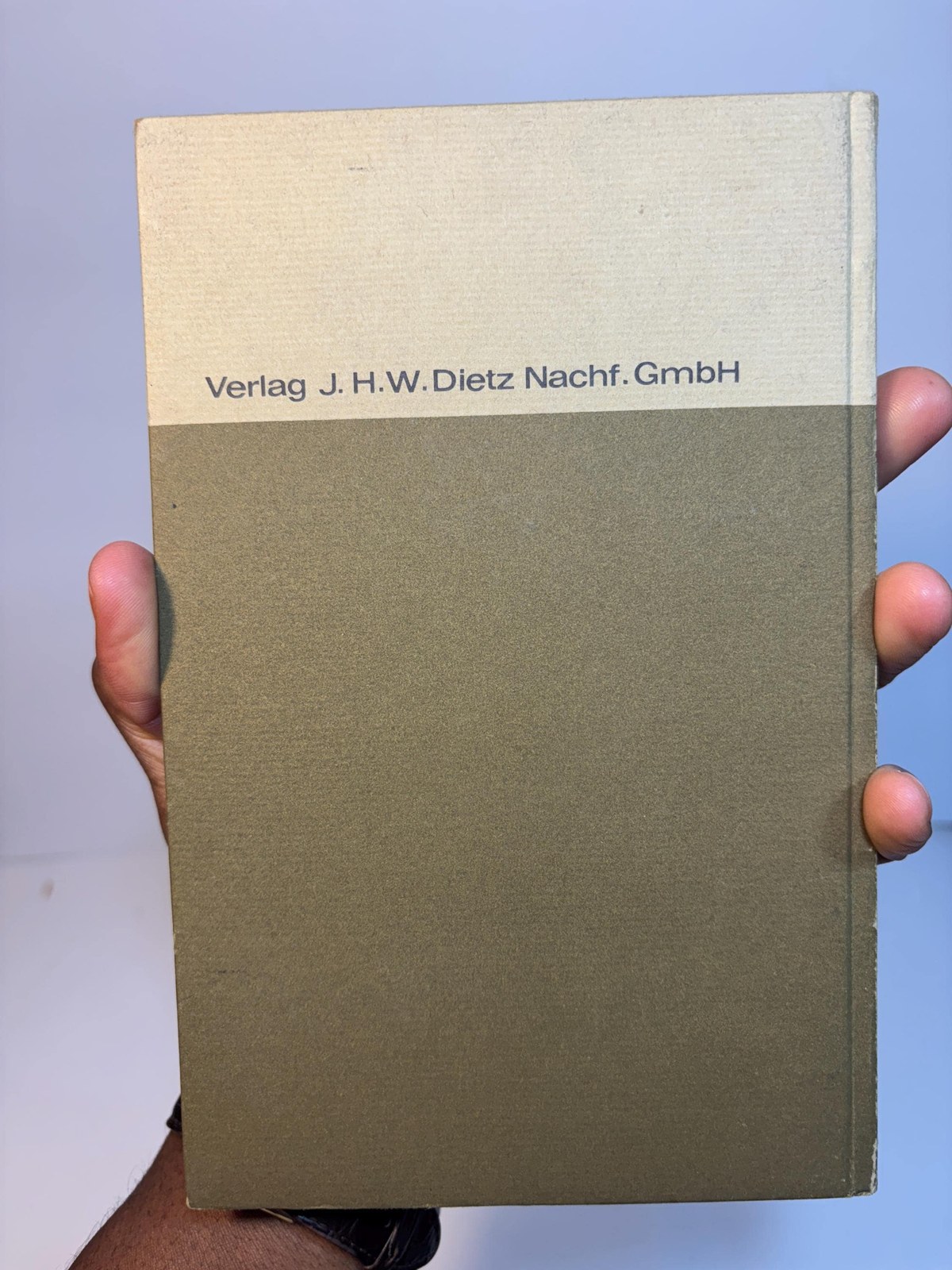 Das Kommunistische Manifest von Karl Marx und Friedrich Engels Faksimiledruck der Erstausgabe von 1848 mit sechs Vorreden von Marx und Engels sowie Engels’ »Grundsätze des Kommunismus« neu eingeleitet von Hermann Weber Translated: The Communist Manifesto
by Karl Marx and Friedrich Engels Facsimile of the first edition from 1848 with six prefaces by Marx and Engels as well as Engels’ “Principles of Communism” newly introduced by Hermann Weber — photograph 2.