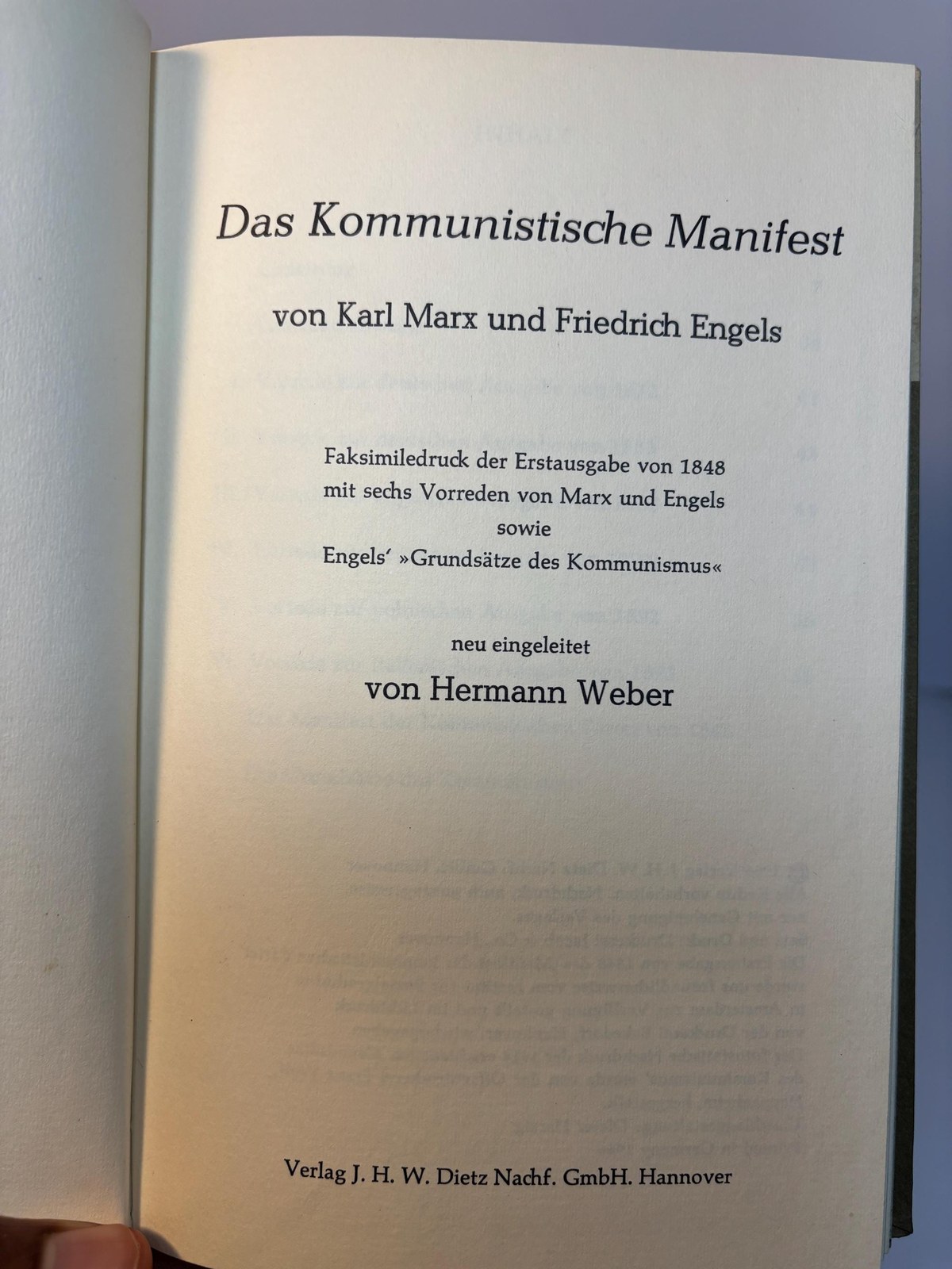Das Kommunistische Manifest von Karl Marx und Friedrich Engels Faksimiledruck der Erstausgabe von 1848 mit sechs Vorreden von Marx und Engels sowie Engels’ »Grundsätze des Kommunismus« neu eingeleitet von Hermann Weber Translated: The Communist Manifesto
by Karl Marx and Friedrich Engels Facsimile of the first edition from 1848 with six prefaces by Marx and Engels as well as Engels’ “Principles of Communism” newly introduced by Hermann Weber — photograph 3.