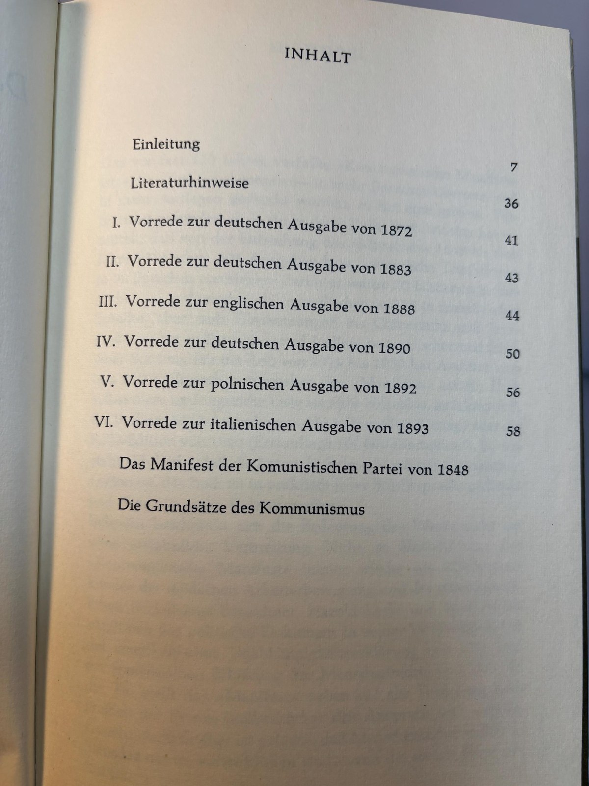 Das Kommunistische Manifest von Karl Marx und Friedrich Engels Faksimiledruck der Erstausgabe von 1848 mit sechs Vorreden von Marx und Engels sowie Engels’ »Grundsätze des Kommunismus« neu eingeleitet von Hermann Weber Translated: The Communist Manifesto
by Karl Marx and Friedrich Engels Facsimile of the first edition from 1848 with six prefaces by Marx and Engels as well as Engels’ “Principles of Communism” newly introduced by Hermann Weber — photograph 4.