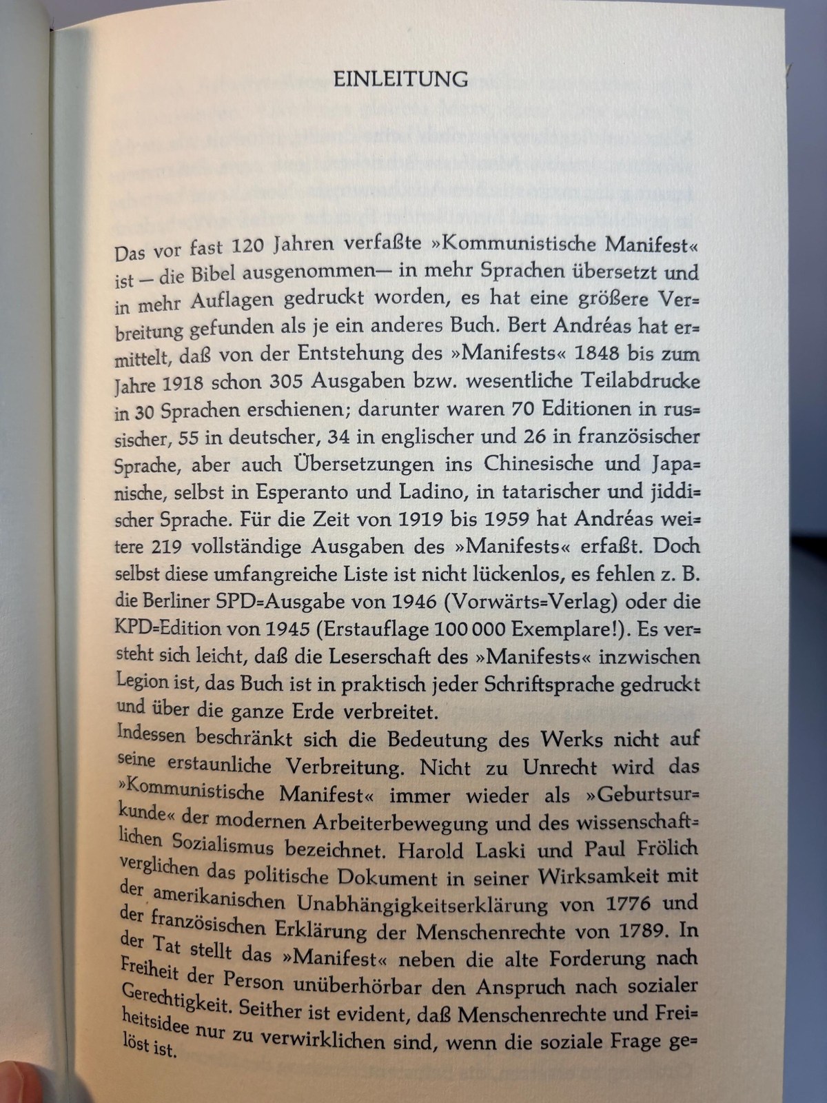 Das Kommunistische Manifest von Karl Marx und Friedrich Engels Faksimiledruck der Erstausgabe von 1848 mit sechs Vorreden von Marx und Engels sowie Engels’ »Grundsätze des Kommunismus« neu eingeleitet von Hermann Weber Translated: The Communist Manifesto
by Karl Marx and Friedrich Engels Facsimile of the first edition from 1848 with six prefaces by Marx and Engels as well as Engels’ “Principles of Communism” newly introduced by Hermann Weber — photograph 5.