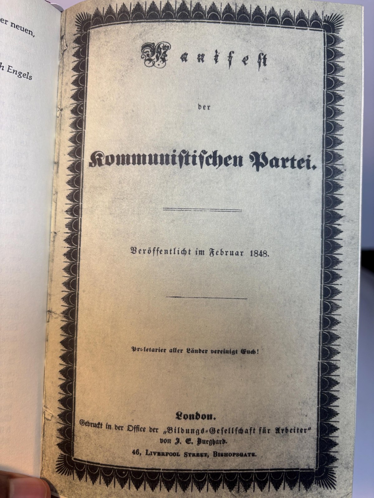 Das Kommunistische Manifest von Karl Marx und Friedrich Engels Faksimiledruck der Erstausgabe von 1848 mit sechs Vorreden von Marx und Engels sowie Engels’ »Grundsätze des Kommunismus« neu eingeleitet von Hermann Weber Translated: The Communist Manifesto
by Karl Marx and Friedrich Engels Facsimile of the first edition from 1848 with six prefaces by Marx and Engels as well as Engels’ “Principles of Communism” newly introduced by Hermann Weber — photograph 7.