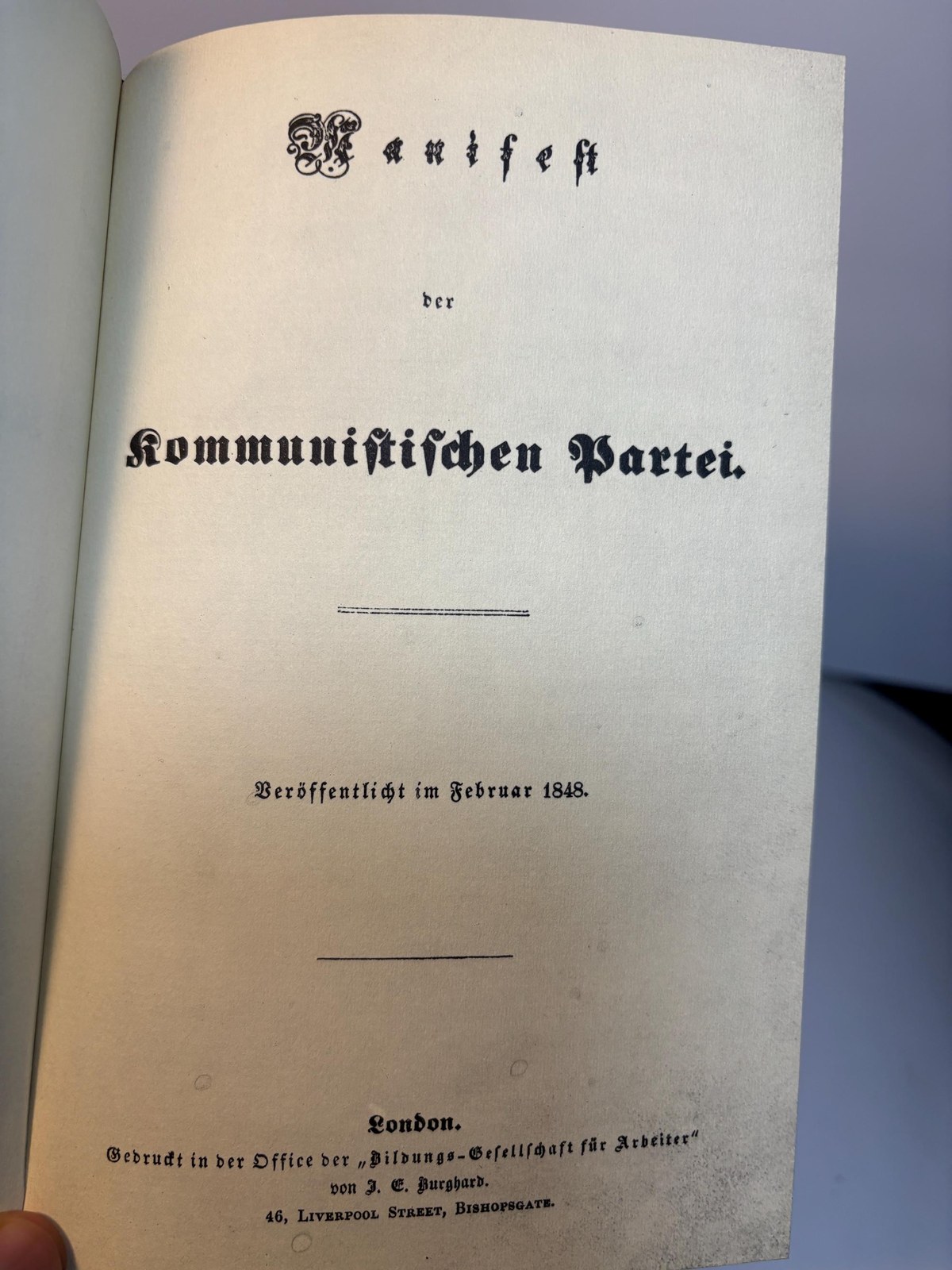 Das Kommunistische Manifest von Karl Marx und Friedrich Engels Faksimiledruck der Erstausgabe von 1848 mit sechs Vorreden von Marx und Engels sowie Engels’ »Grundsätze des Kommunismus« neu eingeleitet von Hermann Weber Translated: The Communist Manifesto
by Karl Marx and Friedrich Engels Facsimile of the first edition from 1848 with six prefaces by Marx and Engels as well as Engels’ “Principles of Communism” newly introduced by Hermann Weber — photograph 8.