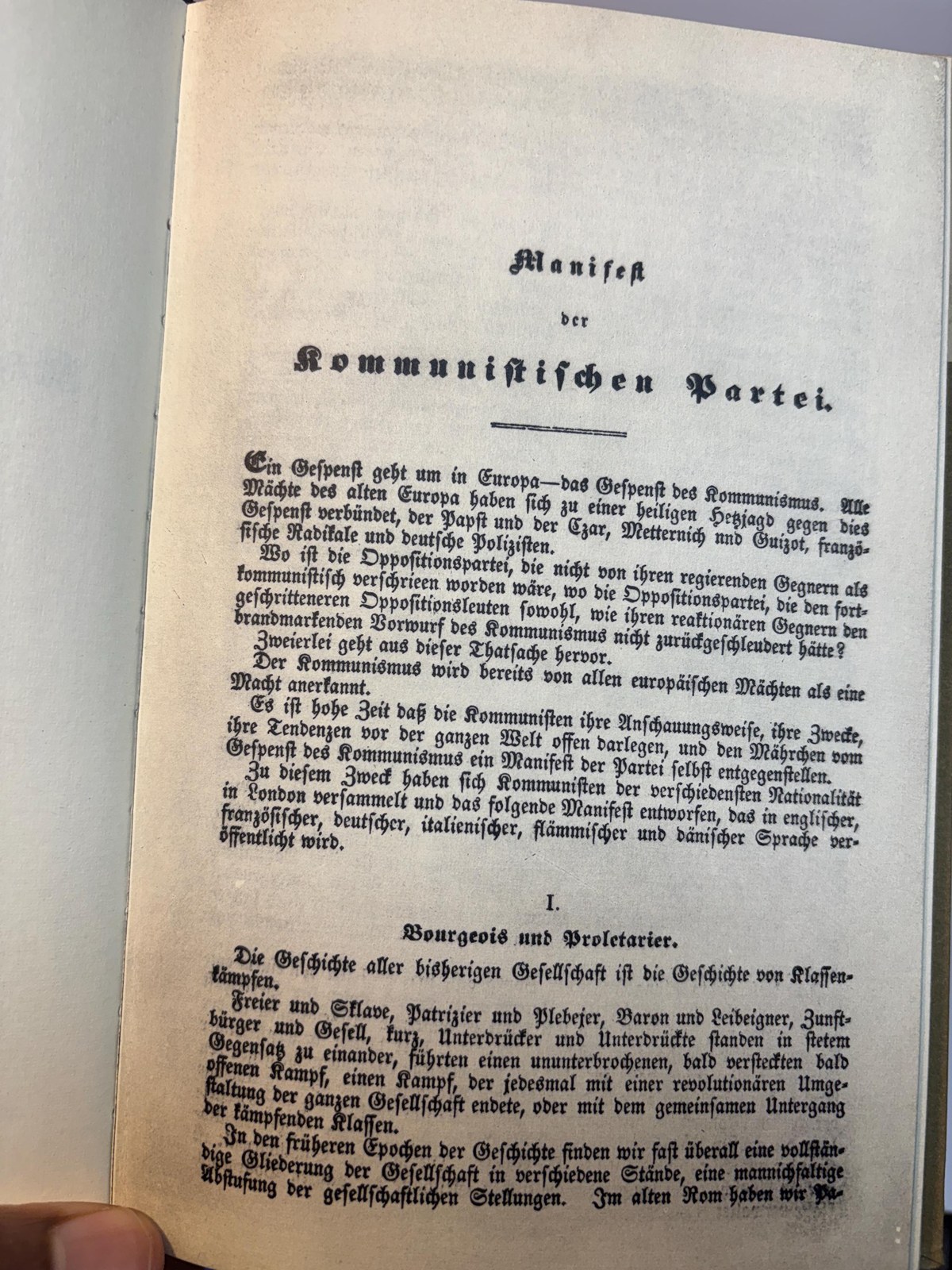 Das Kommunistische Manifest von Karl Marx und Friedrich Engels Faksimiledruck der Erstausgabe von 1848 mit sechs Vorreden von Marx und Engels sowie Engels’ »Grundsätze des Kommunismus« neu eingeleitet von Hermann Weber Translated: The Communist Manifesto
by Karl Marx and Friedrich Engels Facsimile of the first edition from 1848 with six prefaces by Marx and Engels as well as Engels’ “Principles of Communism” newly introduced by Hermann Weber — photograph 9.