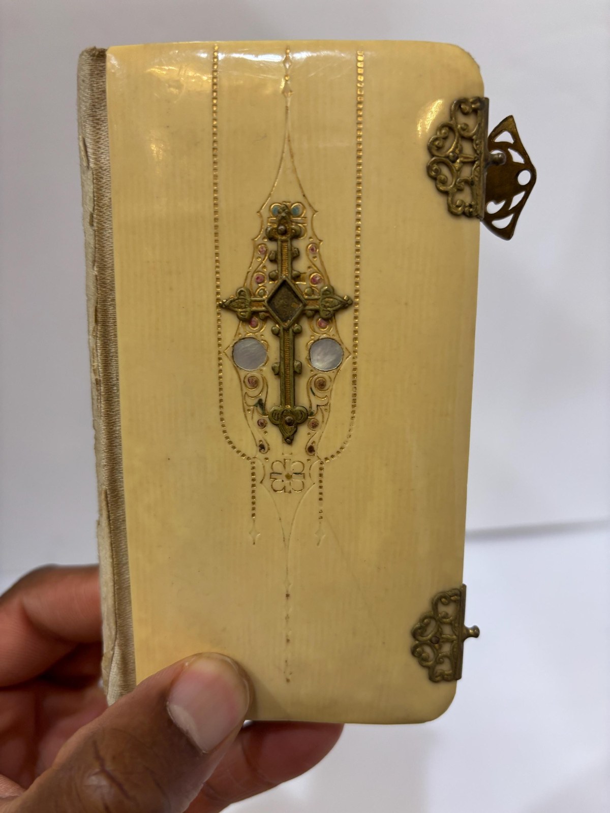 J. A. De Lavalle Oraciones Para asistir al Santo Sacrificio de la Misa y para recibir los Santos Sacramentos de la Penitencia Sagrada Comunión, con la práctica para andar El Vía-Crucis y ofrecer el Santo Rosario, Salmos, etc. Edición aumentada con La Semana Santa Translated: J. A. De Lavalle Prayers To attend the Holy Sacrifice of the Mass and to receive the Holy Sacraments of Penance and Holy Communion, with the practice for making The Way of the Cross and offering the Holy Rosary, Psalms, etc. Expanded edition with Holy Week Spanish Language — photograph 2.
