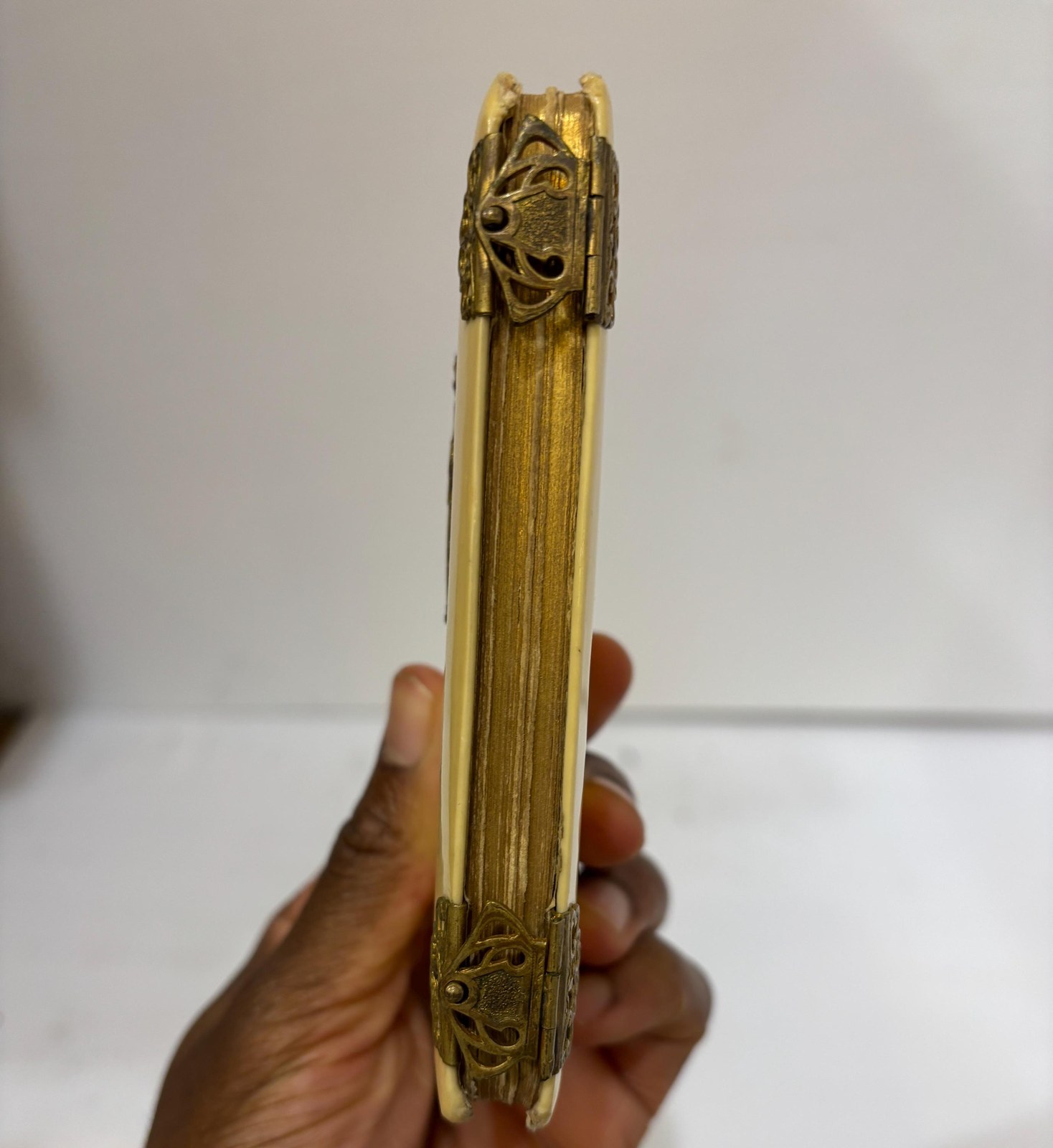 J. A. De Lavalle Oraciones Para asistir al Santo Sacrificio de la Misa y para recibir los Santos Sacramentos de la Penitencia Sagrada Comunión, con la práctica para andar El Vía-Crucis y ofrecer el Santo Rosario, Salmos, etc. Edición aumentada con La Semana Santa Translated: J. A. De Lavalle Prayers To attend the Holy Sacrifice of the Mass and to receive the Holy Sacraments of Penance and Holy Communion, with the practice for making The Way of the Cross and offering the Holy Rosary, Psalms, etc. Expanded edition with Holy Week Spanish Language — photograph 3.