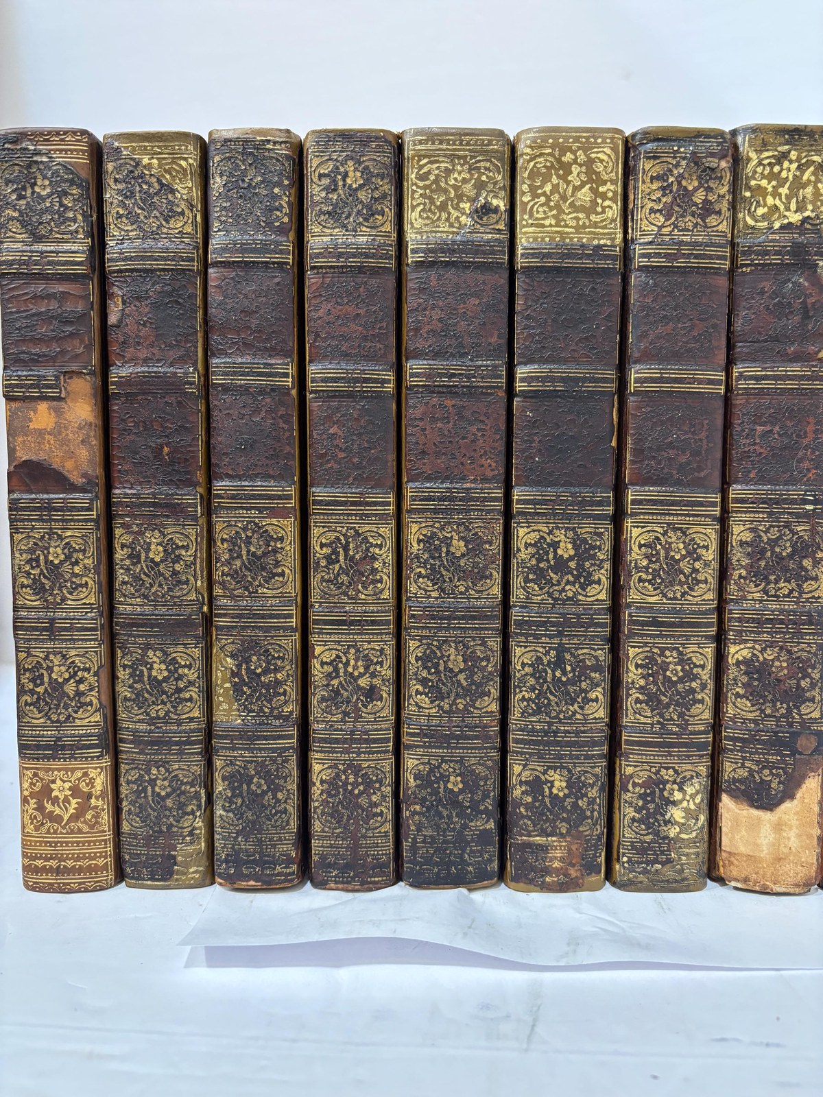 The History of England, From The Invasion of Julius Caesar to The Revolution in 1688. In Eight Volumes. A New edition, With The Author's Last Corrections and Improvements. To Which is Prefixed, A Short Account of His Life, Written by Himself. — photograph 2.
