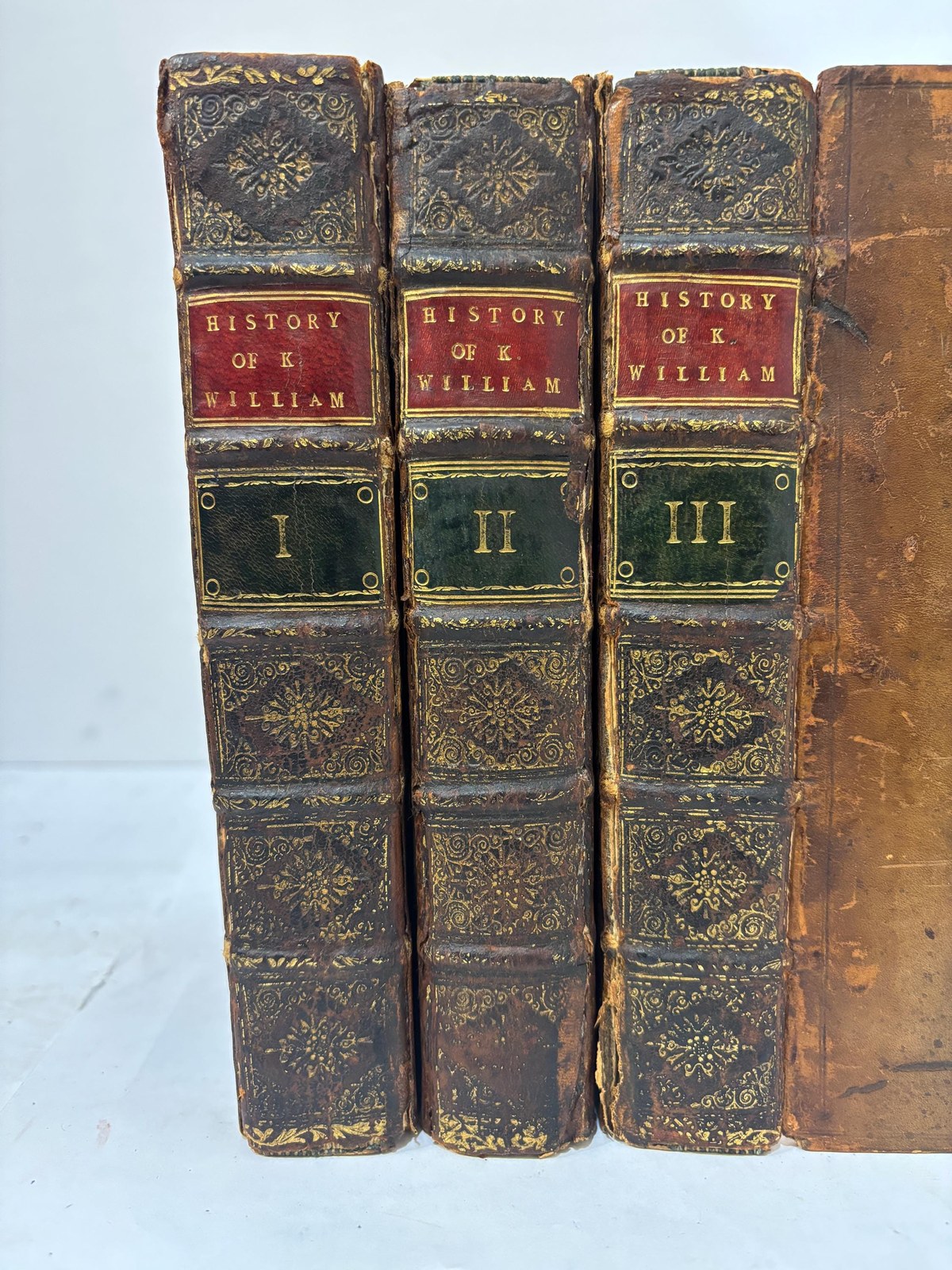 The History of King William The Third, Comprehending The Time From His Majesty's Birth, To The Death of King Charles II. And The Whole Reign of King James II. In III Parts. The Second Edition — photograph 2.