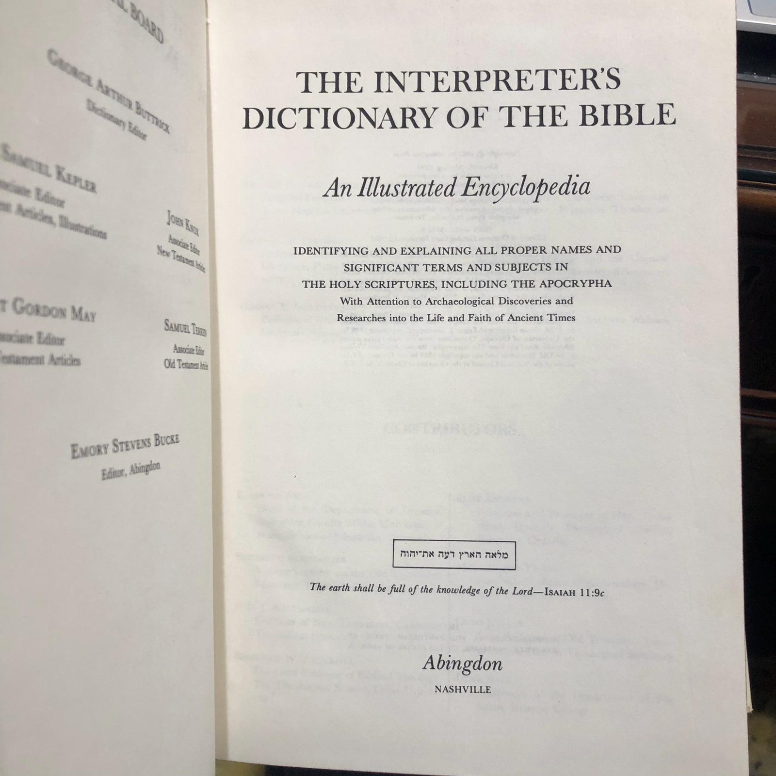 The Interpreter's Dictionary of The Bible, An Illustrated Encyclopedia. Identifying and Explaining All Proper Names and Signifigant Terms and Subjects in The Holy Scriptures, Including the Apochrypha With Attenmtion to Archeological Discoveries and Researches Into the Life and Faith of Ancient Times. — photograph 2.