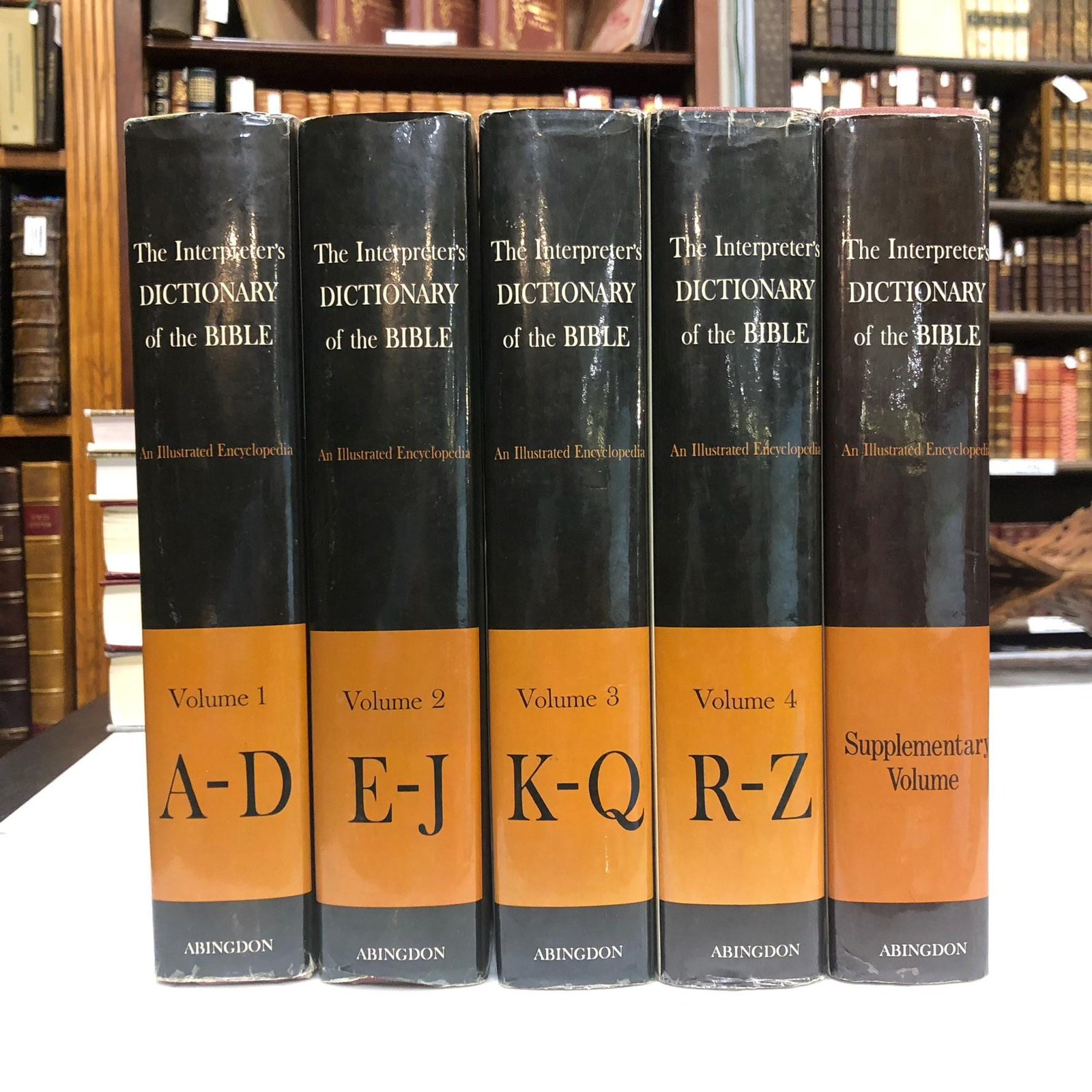The Interpreter's Dictionary of The Bible, An Illustrated Encyclopedia. Identifying and Explaining All Proper Names and Signifigant Terms and Subjects in The Holy Scriptures, Including the Apochrypha With Attenmtion to Archeological Discoveries and Researches Into the Life and Faith of Ancient Times. — photograph 4.