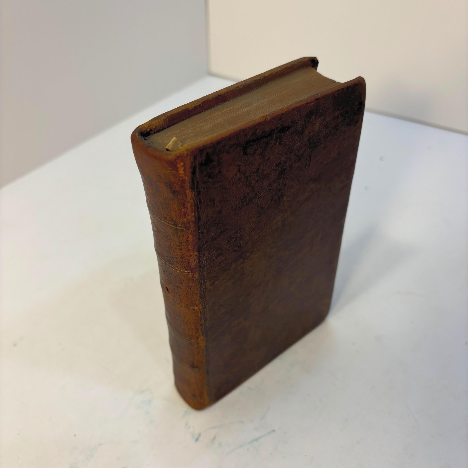 Selectæ E Profanis Scriptoribus Historiæ, Quibus admista sunt Varia Honeste Vivendi Præcepta, Ex iisdem Scriptoribus deprompta. Editio Tertia. Translated: Selections From profane (that is, non-sacred) Writers, Of histories, To which are added Various precepts For living honorably, Drawn from those same writers. Third edition. — photograph 2.