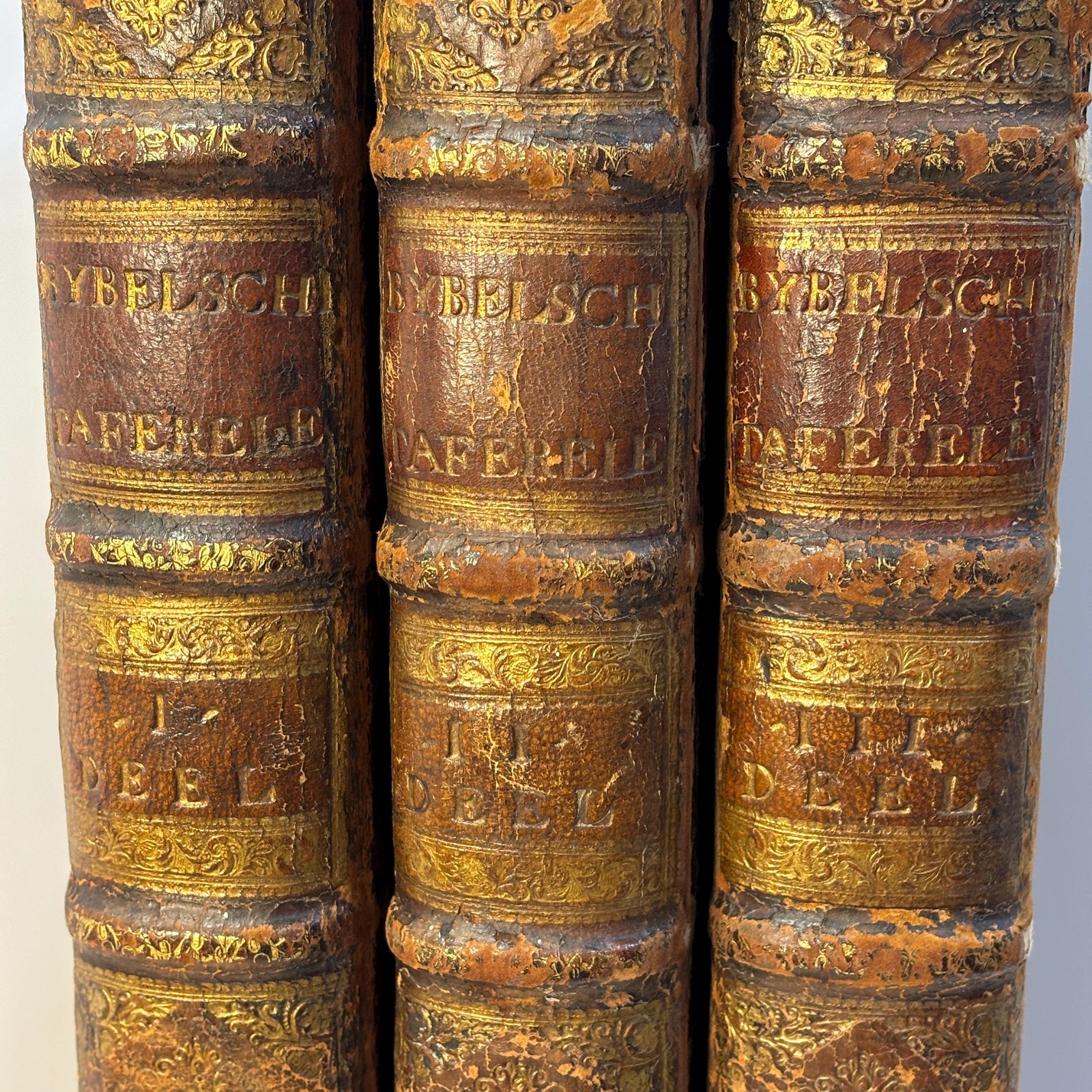 Taferelen Der Voornaamste Geschiedenissen Van Het Oude En Nieuwe Testament,En Andere Boeken, Bij De Heilige Schrift Gevoegt, Door De Vermaarde Kunstenaars Hoet, Houbraken, en Picart Getekent, En Van De Beste Meesters In Koper Gesneden, En Met Beschrijvingen Uitgebreid. Het Eerste Deel. Translated: Scenes Of The Principal Histories Of The Old And New Testament, And Other Books Added To Holy Scripture, Drawn By The Renowned Artists Hoet, Houbraken, and Picart, And Engraved On Copper By The Best Masters, And Expanded With Descriptions. Dutch Picture Bible, 3 vols. — photograph 8.