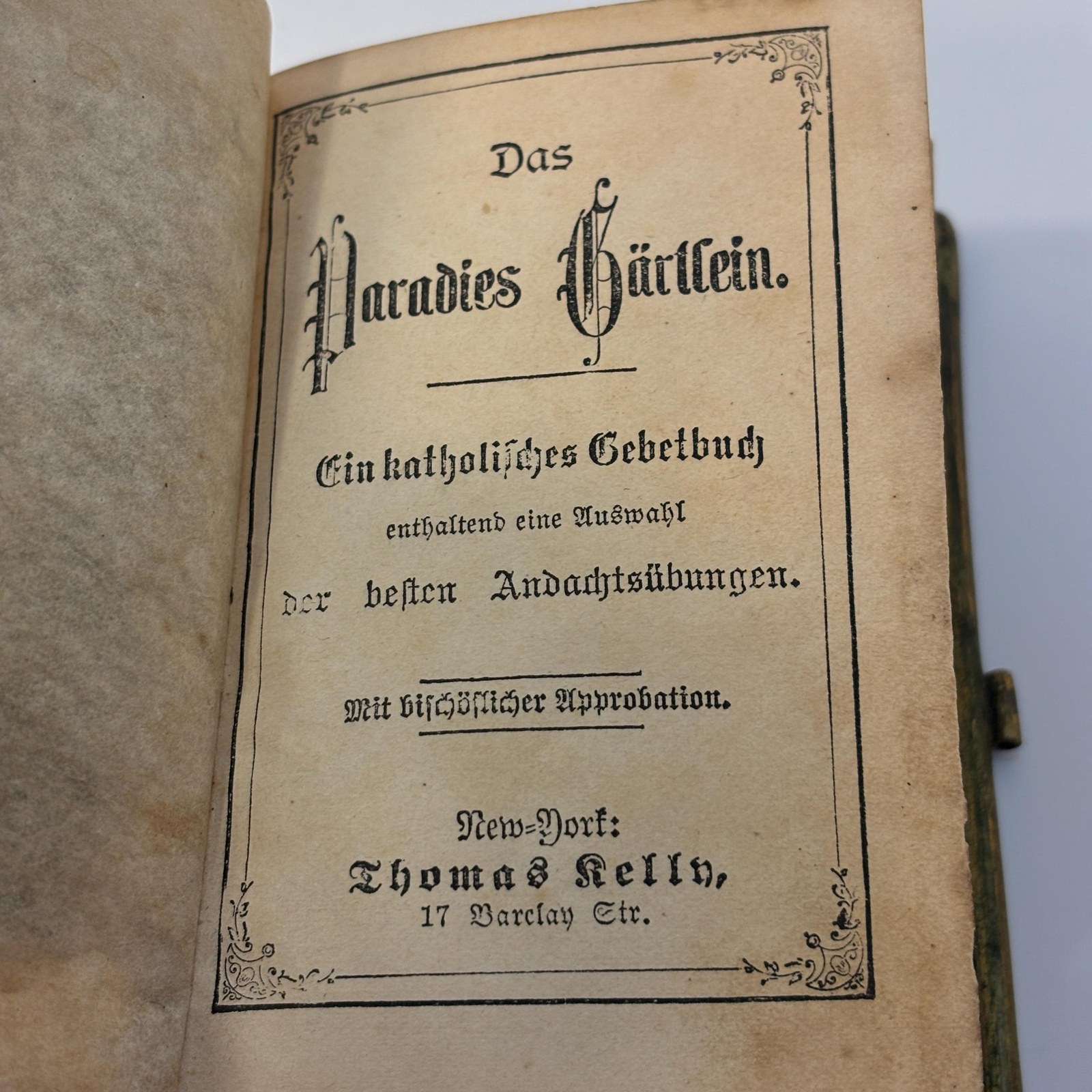 Das Paradies Gärtlein. Ein katholisches Gebetbuch enthaltend eine Auswahl der besten Andachtsübungen. Mit bischöflicher Approbation. Translated: The Little Garden of Paradise. A Catholic prayer book containing a selection
of the best devotional exercises. With Episcopal approval. — photograph 2.