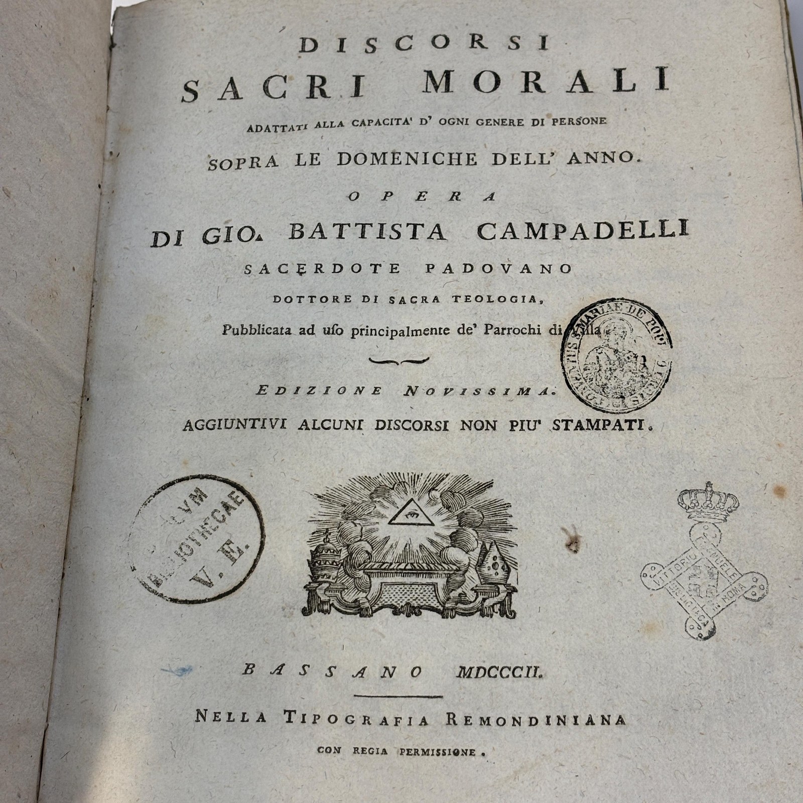 Discorsi sacri Morali Adattati alla capacità d' ogni genere di persone Sopra le Domeniche dell' anno. Opera Di Gio. Battista Campadelli Sacerdote Padovano Dottore di Sacra Teologia,Pubblicata ad uso principalmente de' Parrochi di Villa Edizione Novissima. Aggiuntivi alcuni discorsi non più stampati. Translated: Sacred Moral Discourses Adapted to the understanding and capacity of every class of person, For the Sundays of the year. A work by Giovanni Battista Campadelli
A priest of Padua,
Doctor of Sacred Theology,
Published chiefly for the use of parish priests.
Newest Edition With the addition of several discourses not previously printed. — photograph 2.