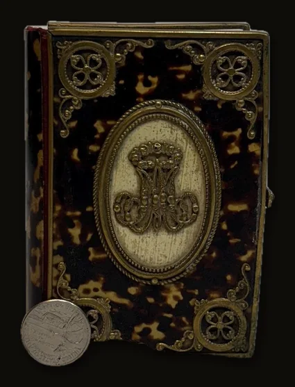 El Pan De Vida Devocionario resumido y completo que contiene todo cuanto necesita el Cristiano para emplear santamente el día y alcanzar la perfección A-demás del ejercicio cotidiano oraciones para oír con fruto la santa Misa y recibir los santos Sacramentos de Penitencia y Eucaristía y una multitud de devociones se encuentra en él Oficio de la Semana Santa Meditaciones para visitar los Monumentos y el modo de rezar el Oficio de Ntra. Señora  Translated: The Bread of Life A concise and complete devotional Containing everything a Christian needs to sanctify the day and achieve perfection In addition to daily exercises, prayers to fruitfully hear the Holy Mass and receive the Holy Sacraments of Penance and the Eucharist, and a multitude of devotions, it includes: The Office of Holy Week, Meditations for visiting the Monuments, and the method of praying the Office of Our Lady..