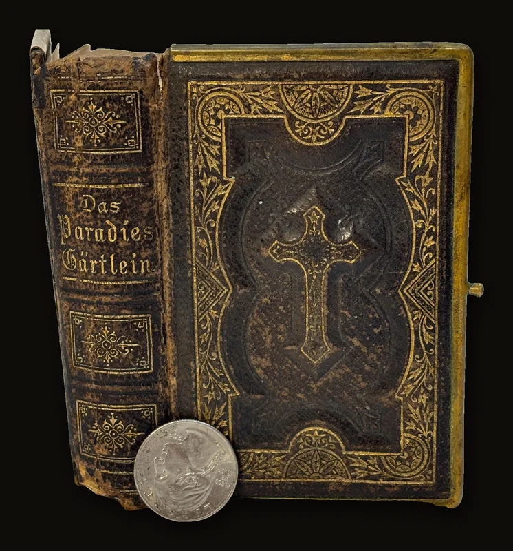 Das Paradies Gärtlein. Ein katholisches Gebetbuch enthaltend eine Auswahl der besten Andachtsübungen. Mit bischöflicher Approbation. Translated: The Little Garden of Paradise. A Catholic prayer book containing a selection
of the best devotional exercises. With Episcopal approval..