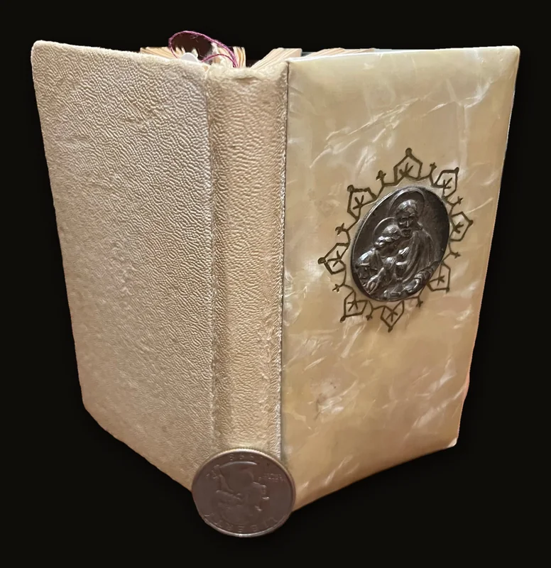 Tesoro Celeste  Piccolo manuale de preghiere Santa Messa illustrata Metodo per accostarsi ai Santissimi Saqcramenti della Confessione e Communione.  TRANSLATION: Heavenly Treasure Small manual of prayers Illustrated Holy Mass Method for approaching the Holy Sacraments of Confession and Communion..