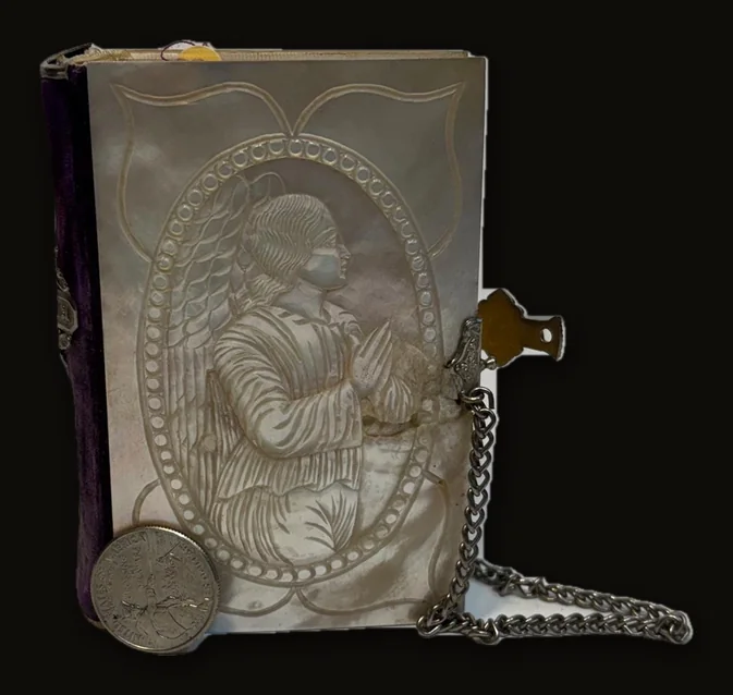 Novísimo diamante divino Devocionario conteniendo la Santa Misa Meditaciones para la confesión y la comunión los oficios de las principales fiestas del año La Semana Santa, etc. Arreglado por el Dr. D. Antonio Romero Molinero Presbítero, capellán de S. M., etc. Con la autorización eclesiástica. Translated: Newest divine diamond Devotional containing the Holy Mass Meditations for confession and communion the services for the main feasts of the year Holy Week, etc. Arranged by Dr. Antonio Romero Molinero Priest, chaplain of His Majesty, etc. With ecclesiastical authorization.